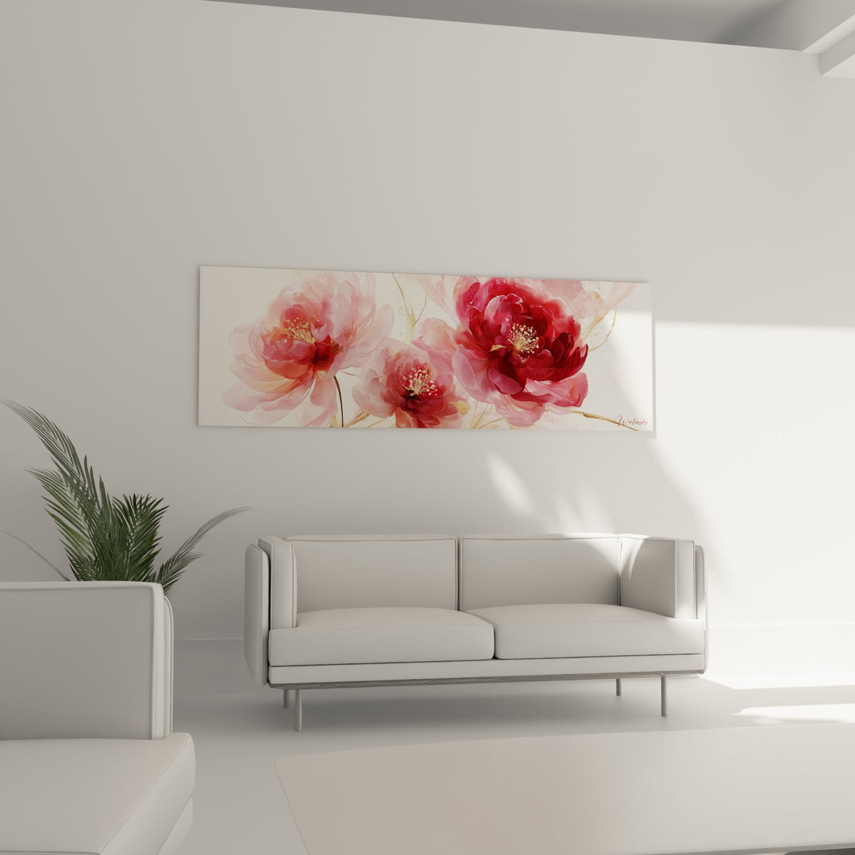 Fleurs de pivoine rose pâle et carmin au-dessus d'un canapé dans un salon lumineux et sobre