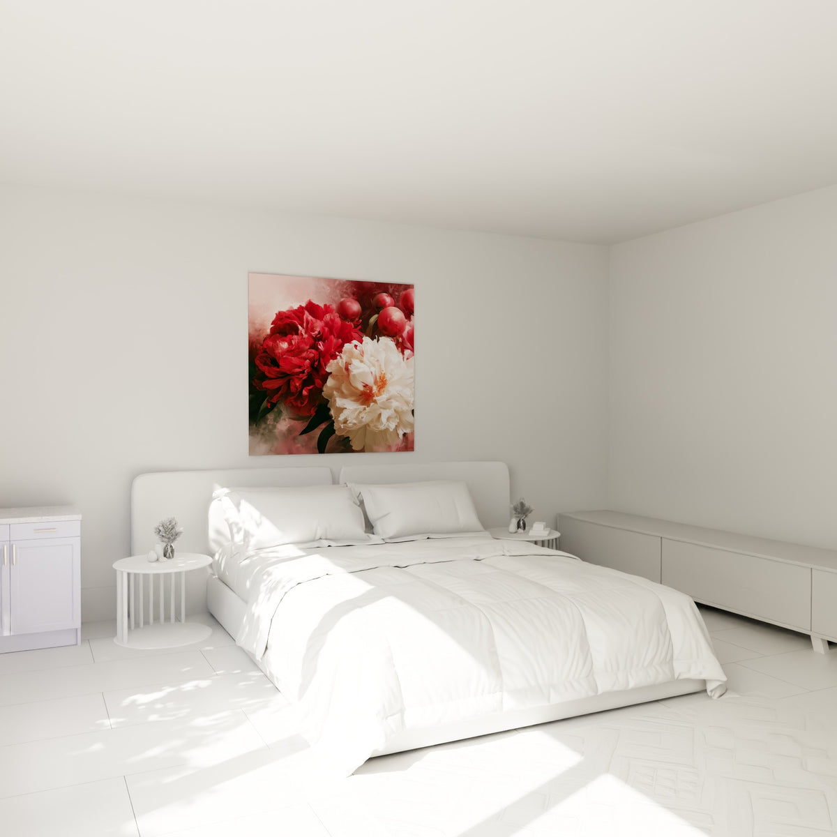 Bouquet de pivoines rouges et blanches suspendu au-dessus d'un lit dans une chambre claire