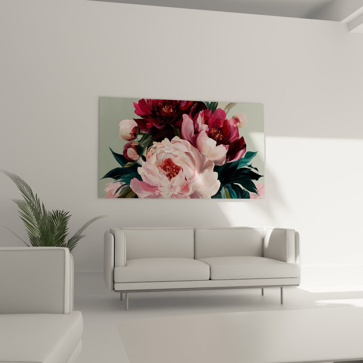 Fleurs de pivoine rose pâle et pourpre profond, disposées au-dessus d'un canapé dans un salon lumineux
