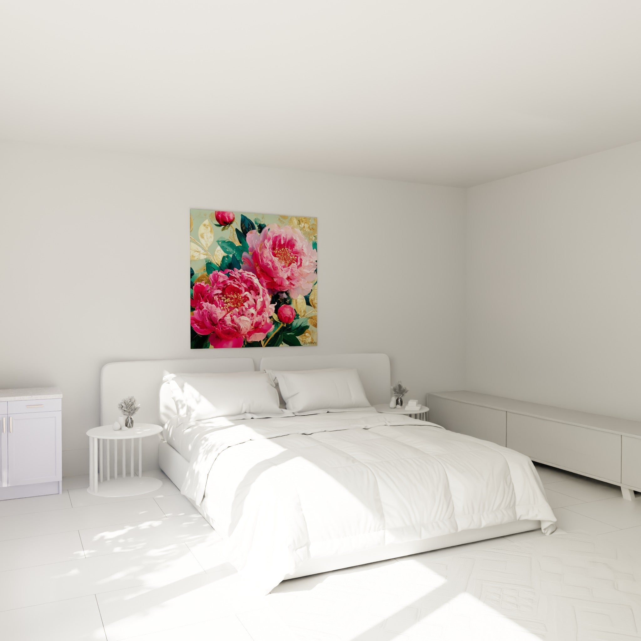 Bouquet de pivoines rose et fuchsia sur fond vert sauge doré, au-dessus d'un lit dans une chambre claire