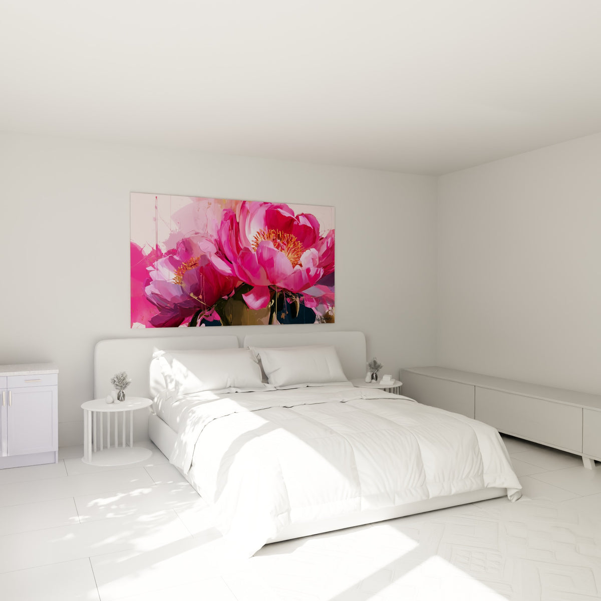 Bouquet de pivoines fuchsia et pourpre au-dessus d'un lit dans une chambre claire