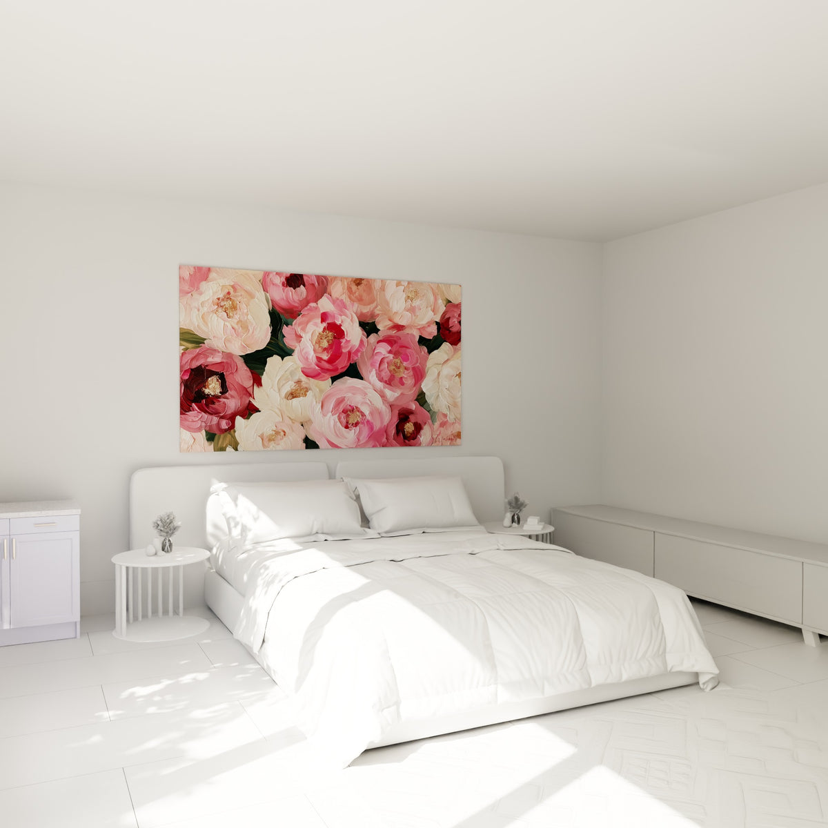 Bouquet de pivoines roses et bordeaux aux cœurs dorés, accroché au-dessus d'un lit dans une chambre claire