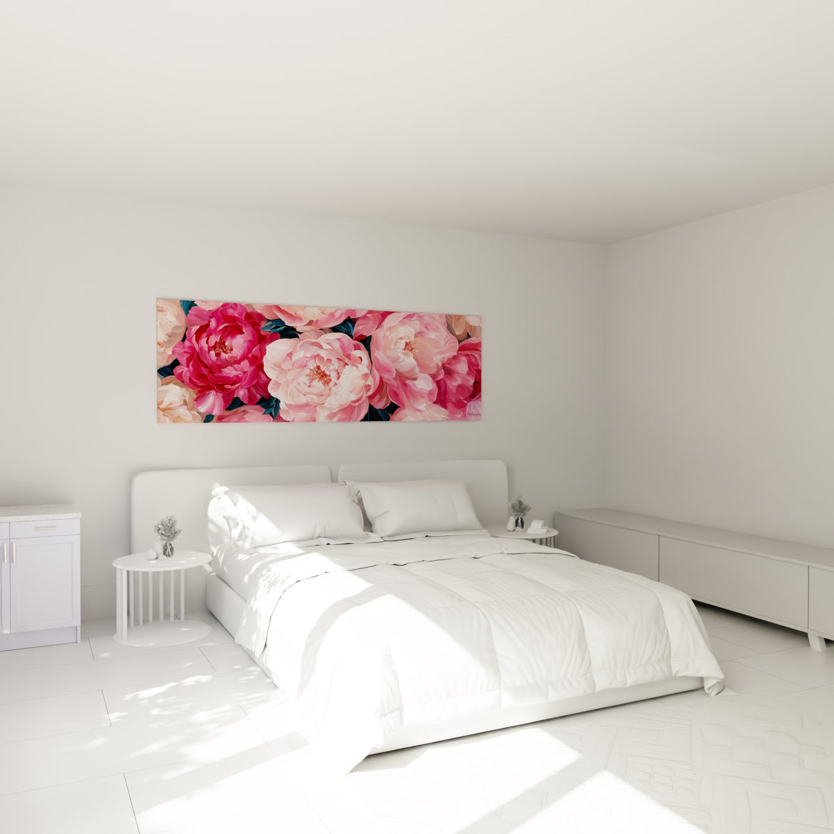 Bouquet de pivoines roses et fuchsia accroché au-dessus d'un lit dans une chambre claire