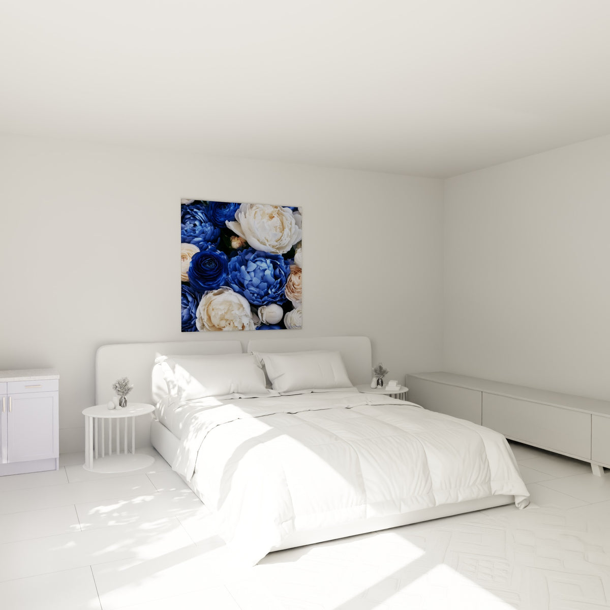 Bouquet de pivoines bleu marine et ivoire accroché au-dessus d'un lit dans une chambre claire