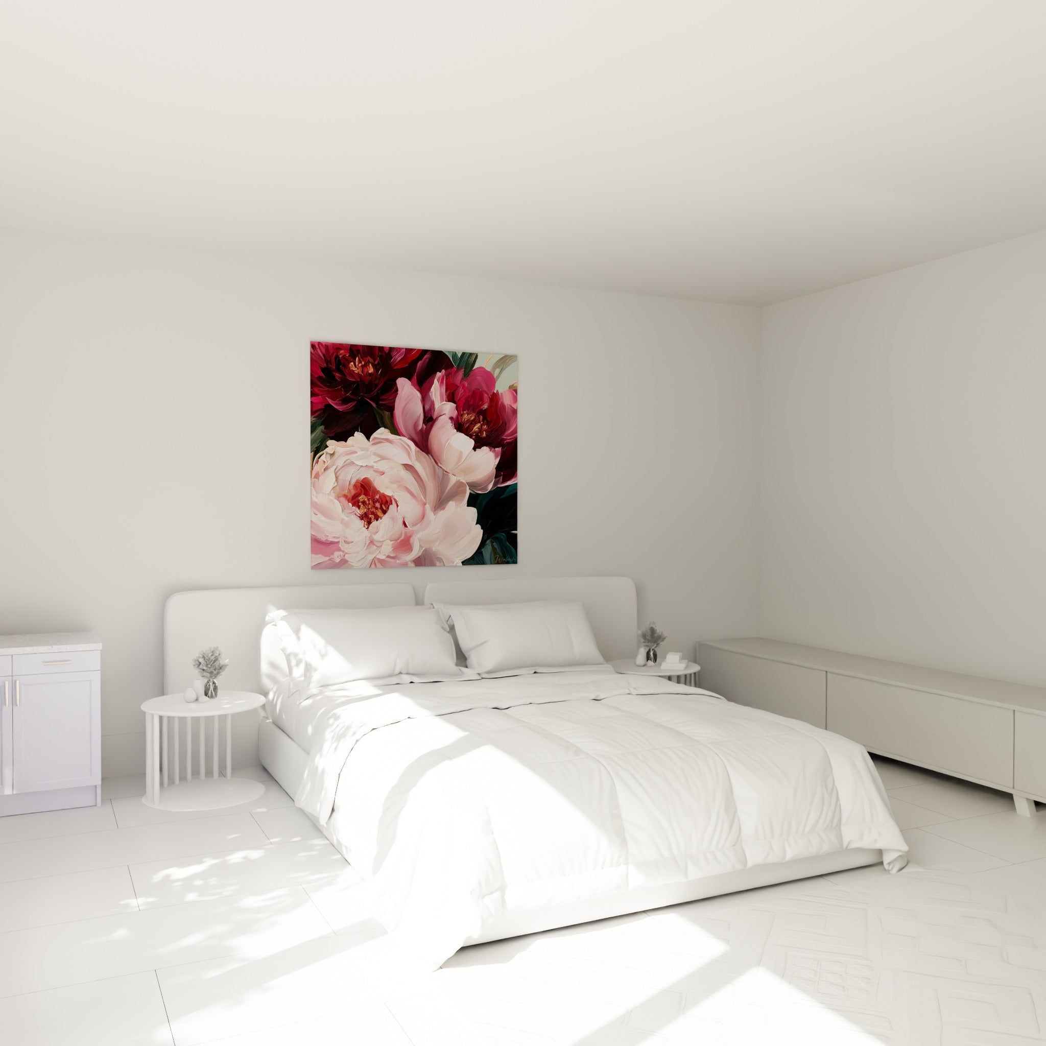 Bouquet de pivoines rose pâle et bordeaux accroché au-dessus d'un lit dans une chambre claire