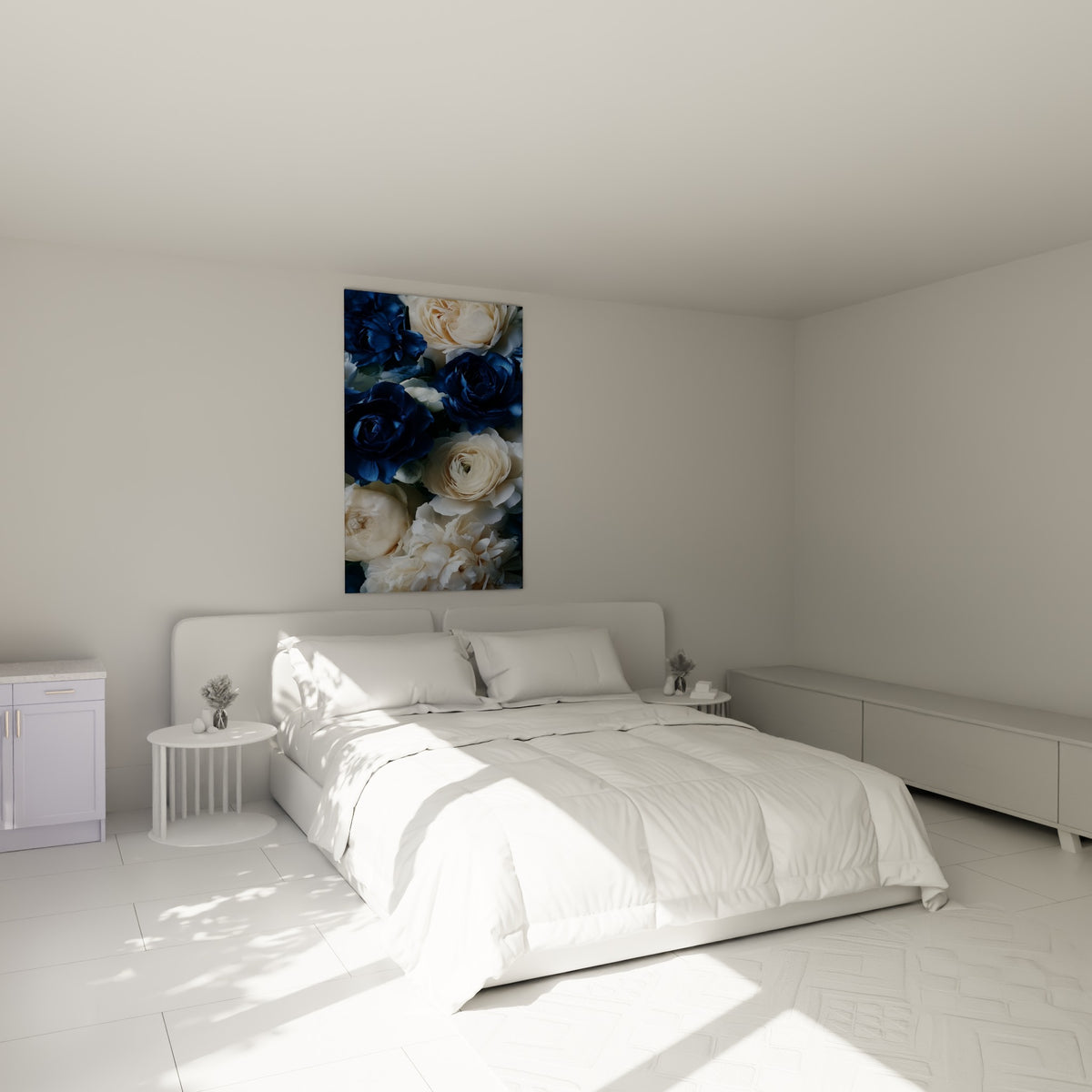 Bouquet de pivoines bleu nuit et crème au-dessus d'un lit dans une chambre claire