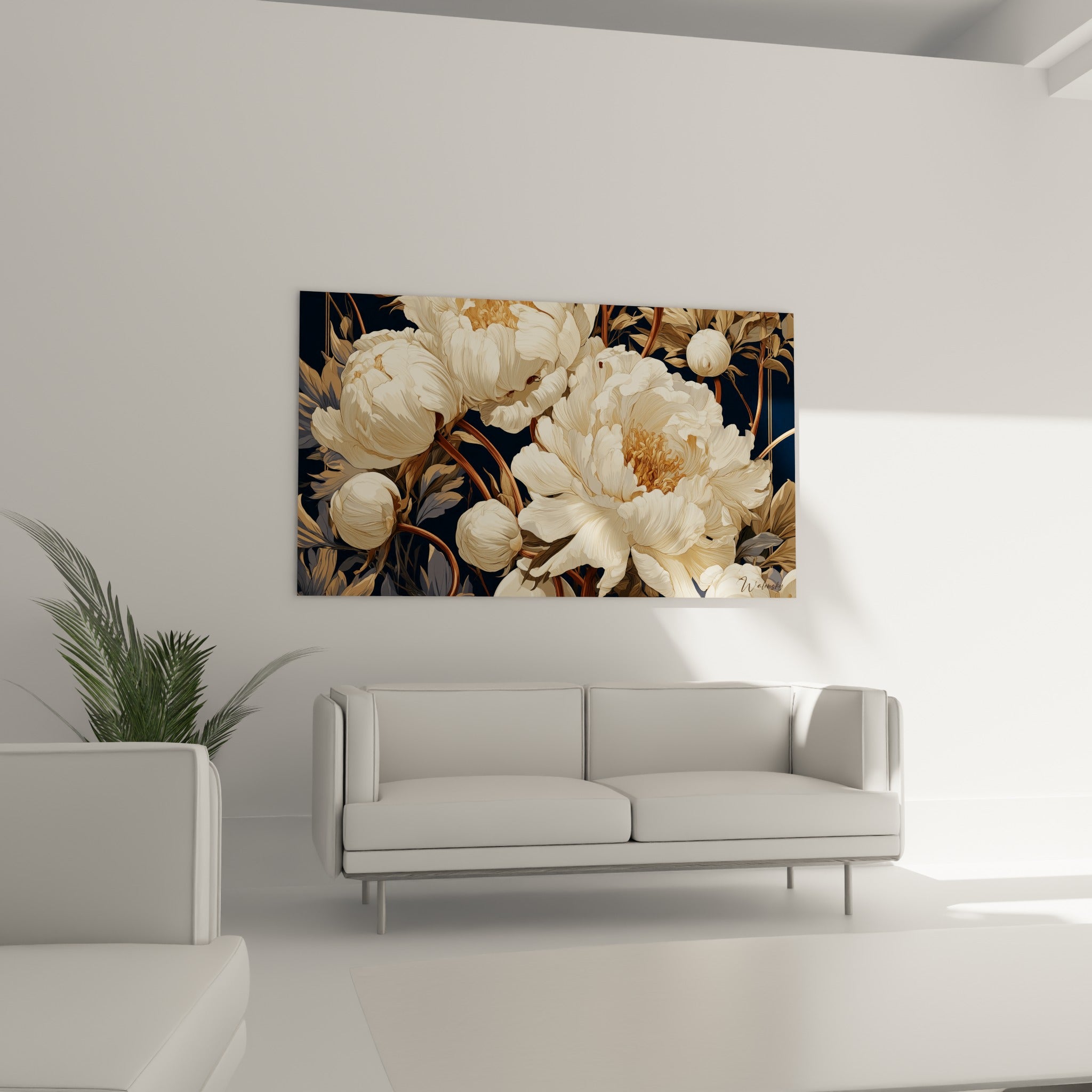 Fleurs de pivoine crème et dorée disposées au-dessus d'un canapé dans un salon lumineux et sobre