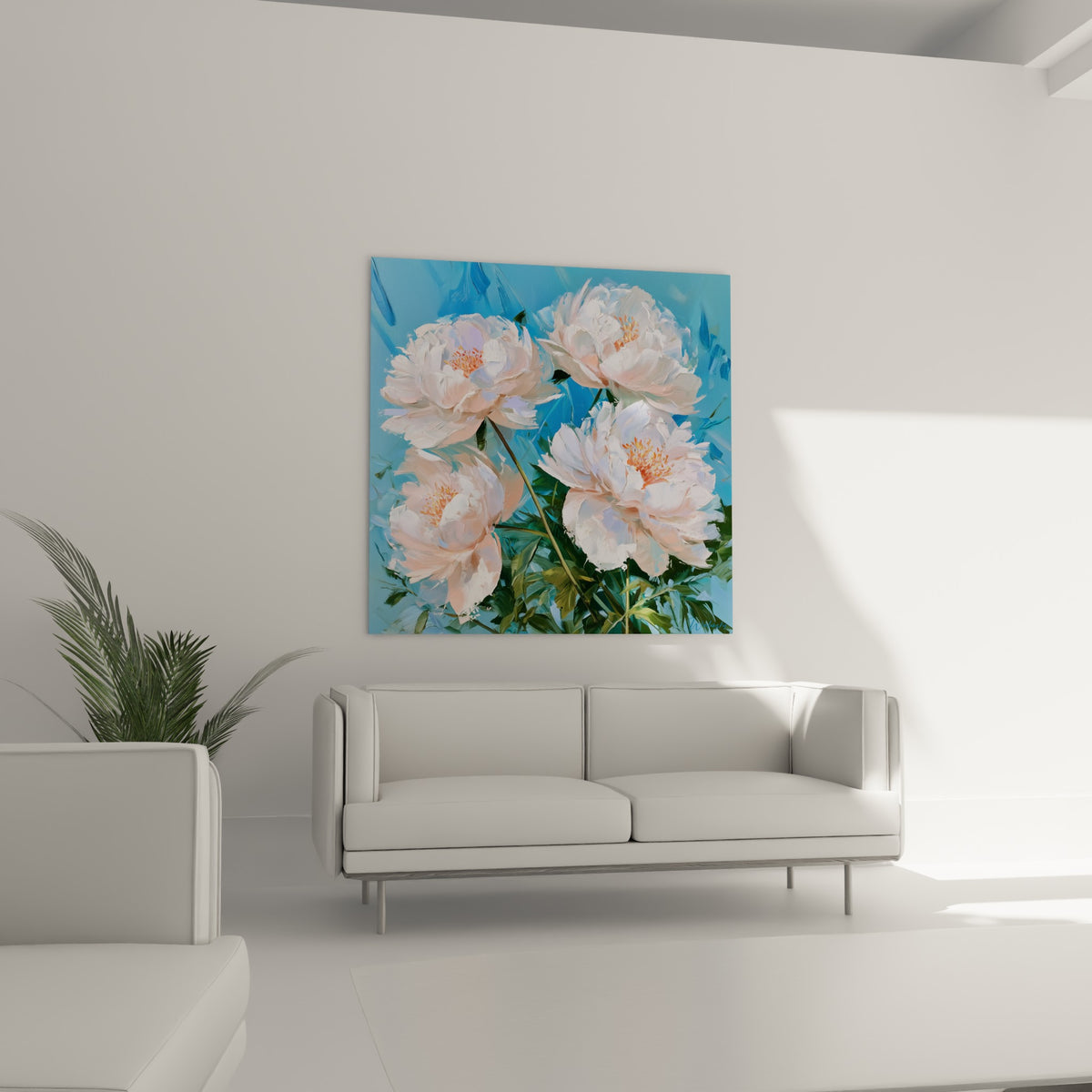 Fleurs de pivoine blanche et bleu ciel empâtées suspendues au-dessus d'un canapé dans un salon lumineux