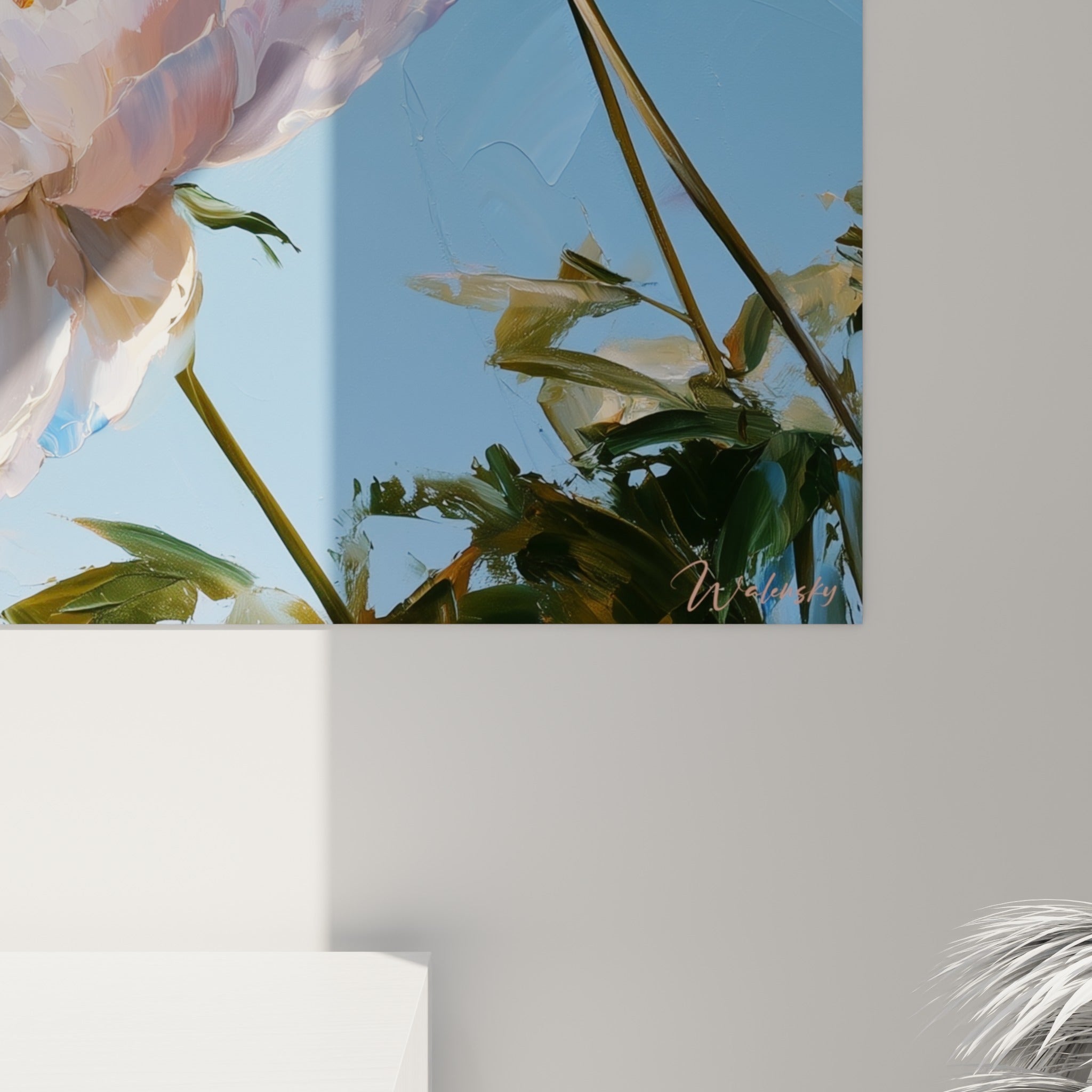Empâtements de peinture blanche et rose sur pétale de pivoine, touches orangées et coulures bleu ciel visibles