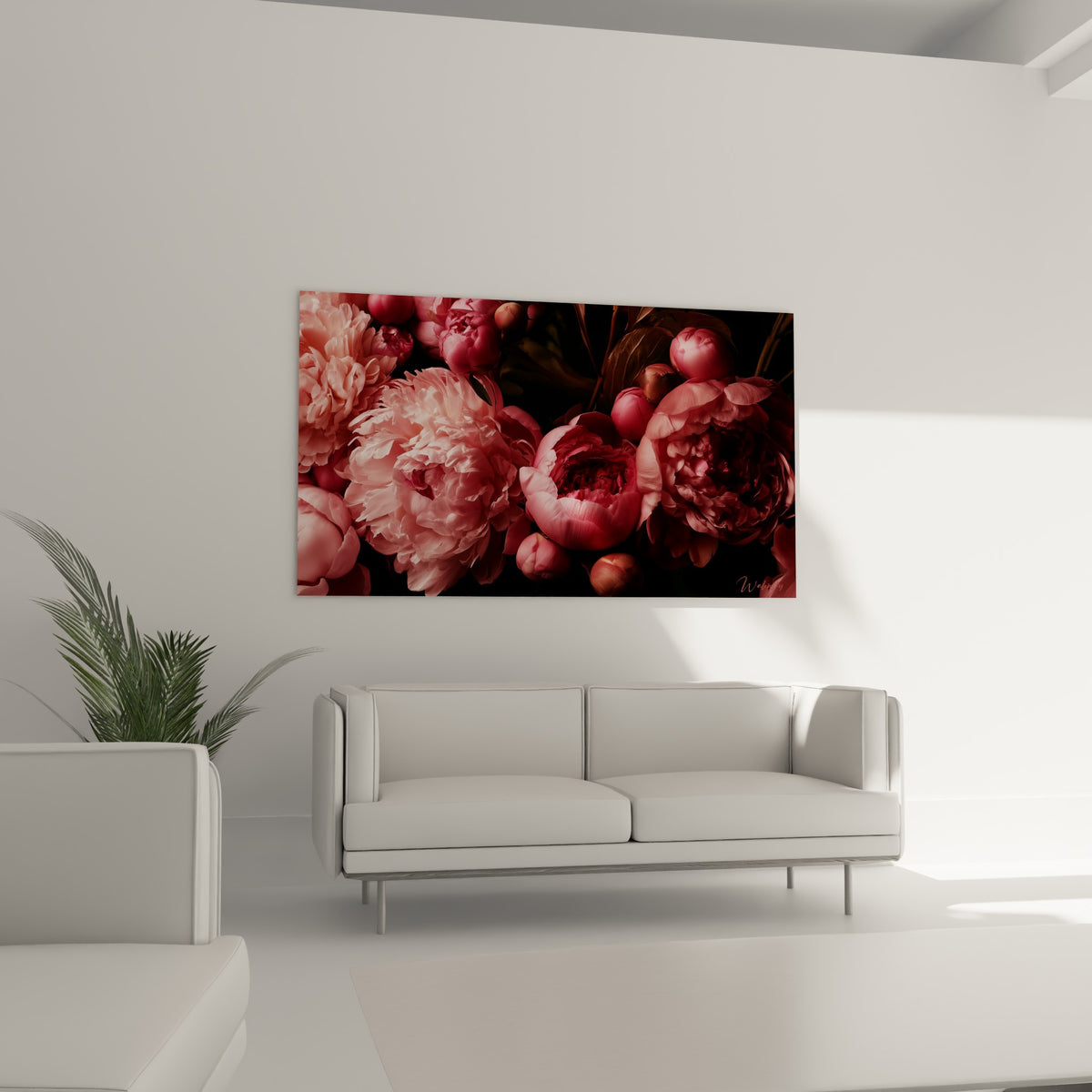 Fleurs de pivoine rose poudré et corail sur fond noir accrochées au-dessus d'un canapé dans un salon lumineux