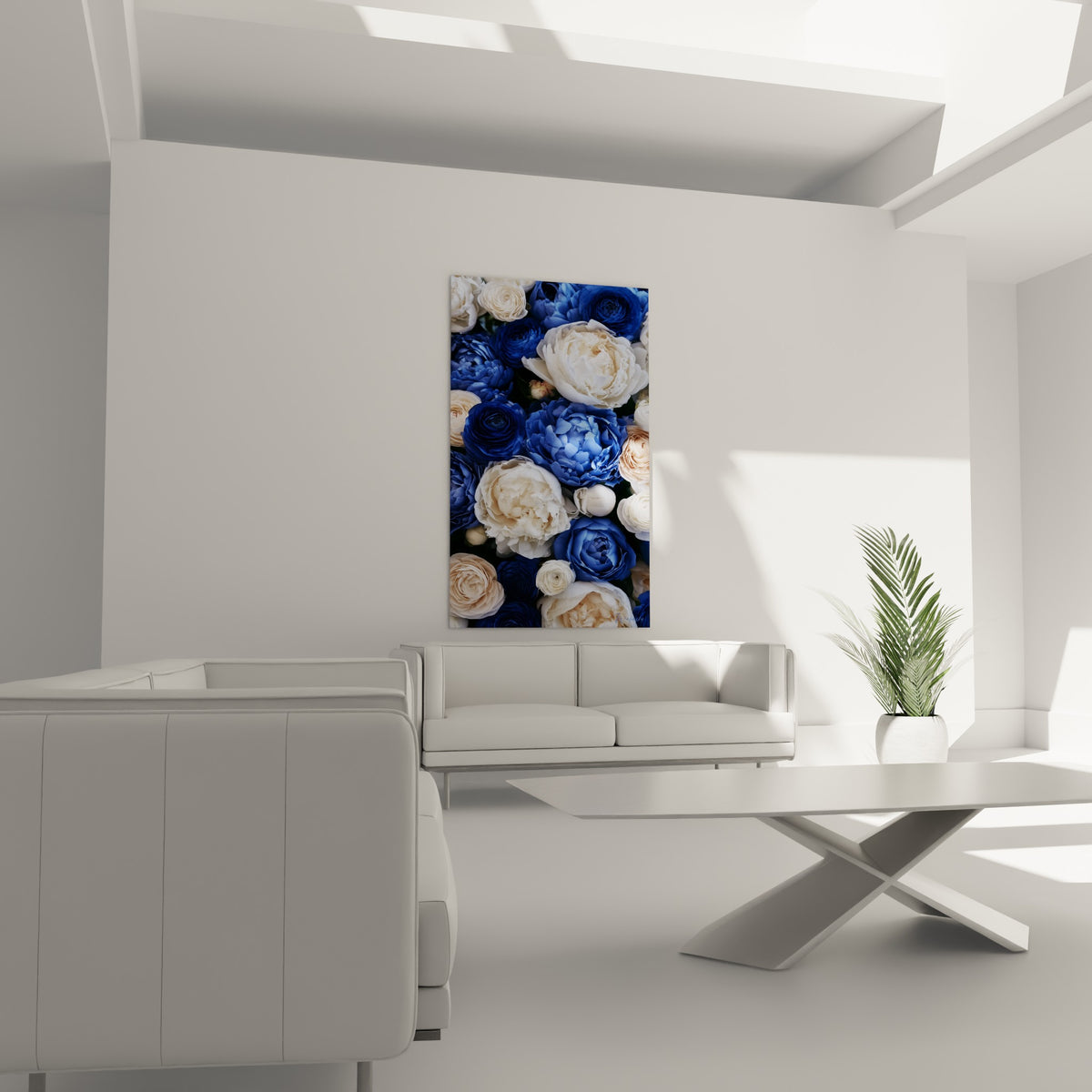 Fleurs bleu marine et crème en pleine floraison, tableau suspendu au-dessus d'un canapé dans un salon lumineux