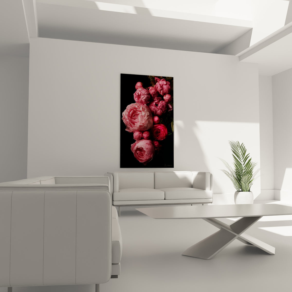 Fleurs de pivoine rose pâle et fuchsia éclatant au-dessus d'un canapé dans un salon lumineux