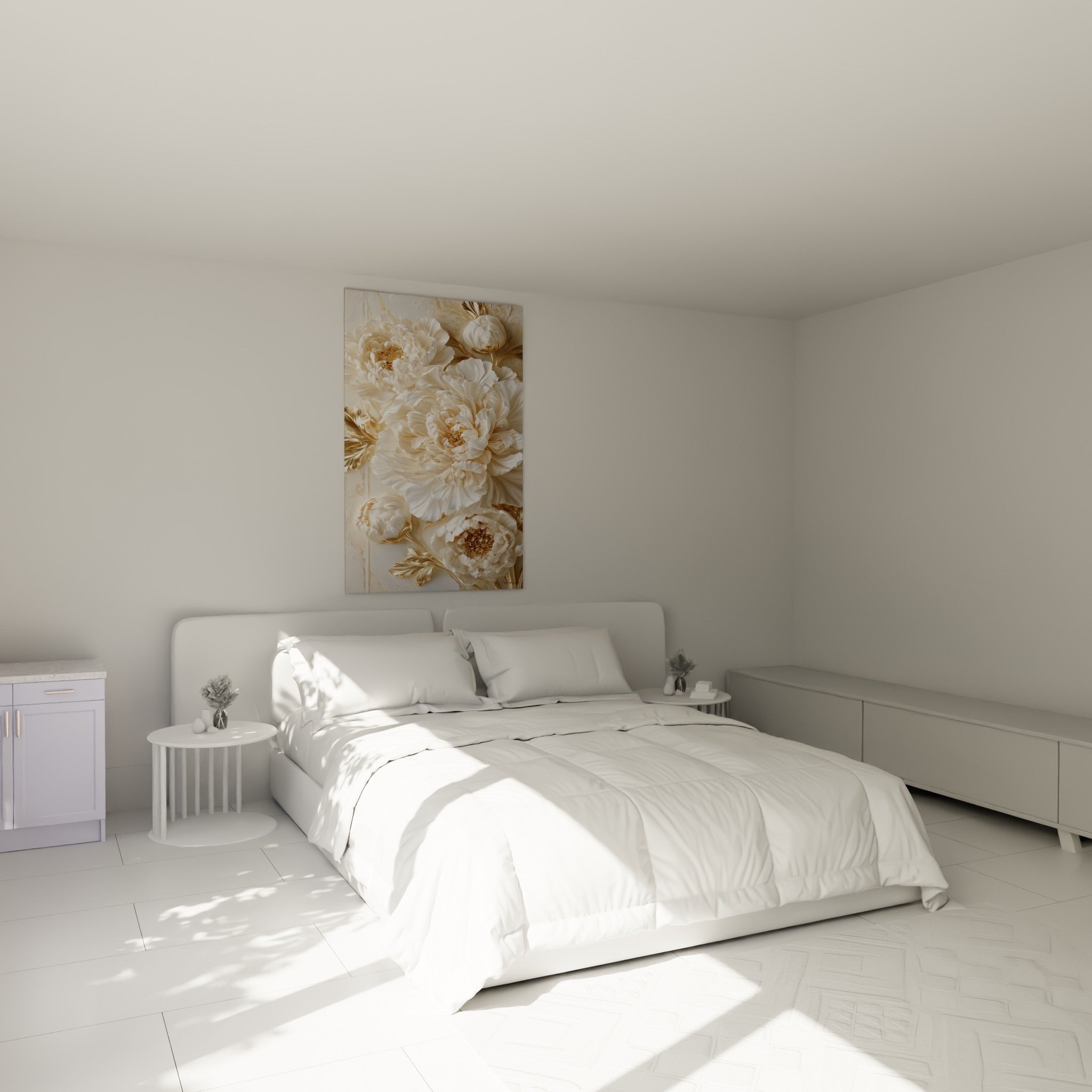 Bouquet de pivoines blanches et dorées au-dessus d'un lit dans une chambre claire