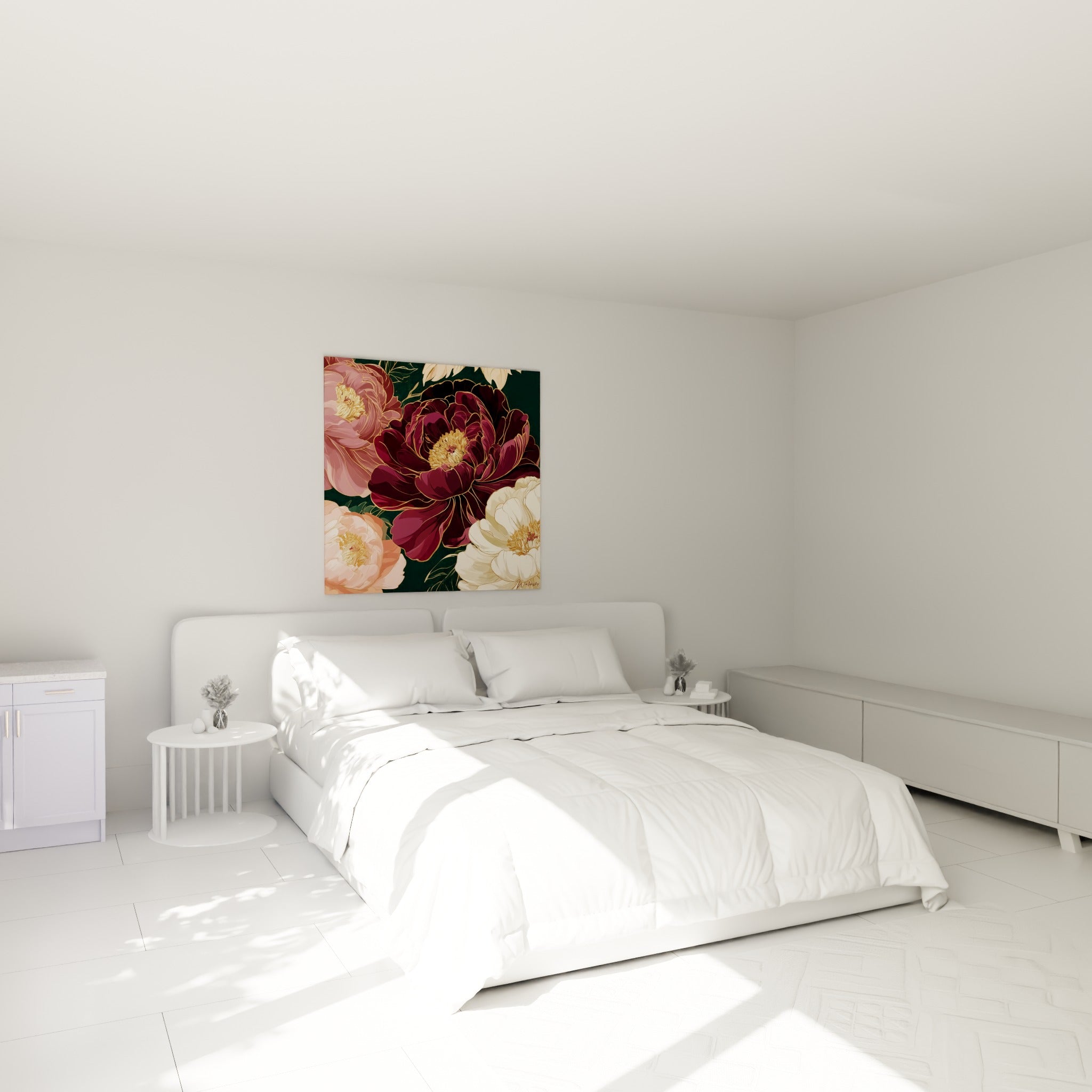 Bouquet de pivoines pourpre et ivoire aux contours dorés au-dessus d'un lit dans une chambre claire