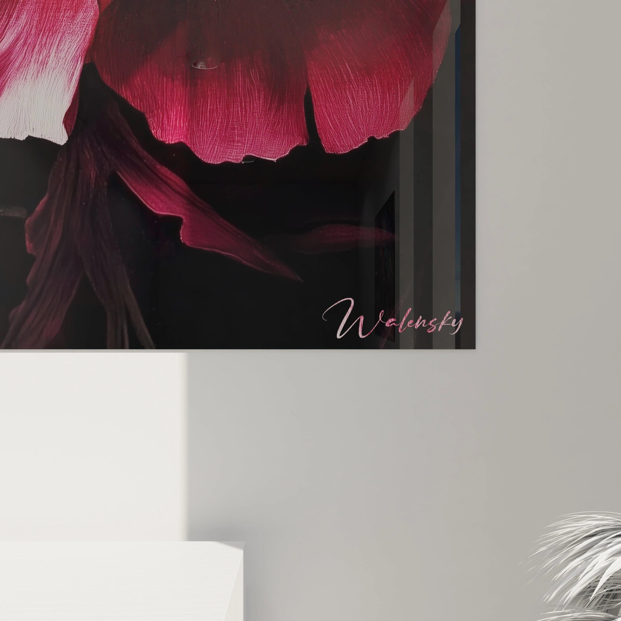 Tableau pivoine nature illustrant une pivoine détaillée en teintes rouges et blanches. L’arrière-plan noir crée un fort contraste avec les pétales délicatement ombrés et texturés.