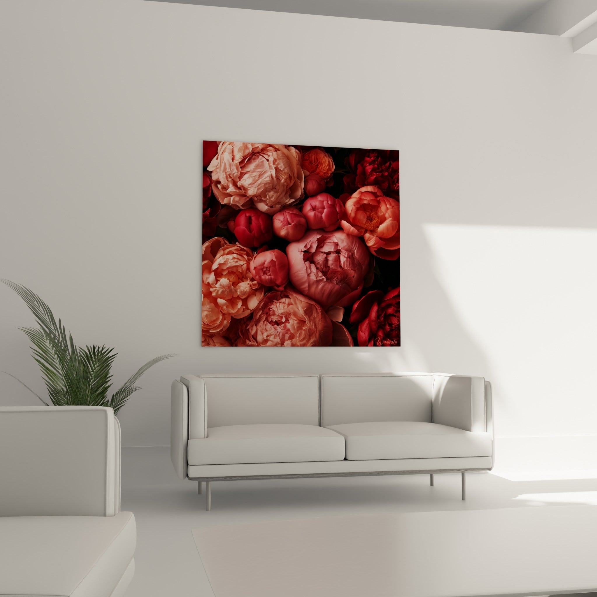 Corolles de pivoines rose poudré et orangé disposées au-dessus d'un canapé dans un salon lumineux