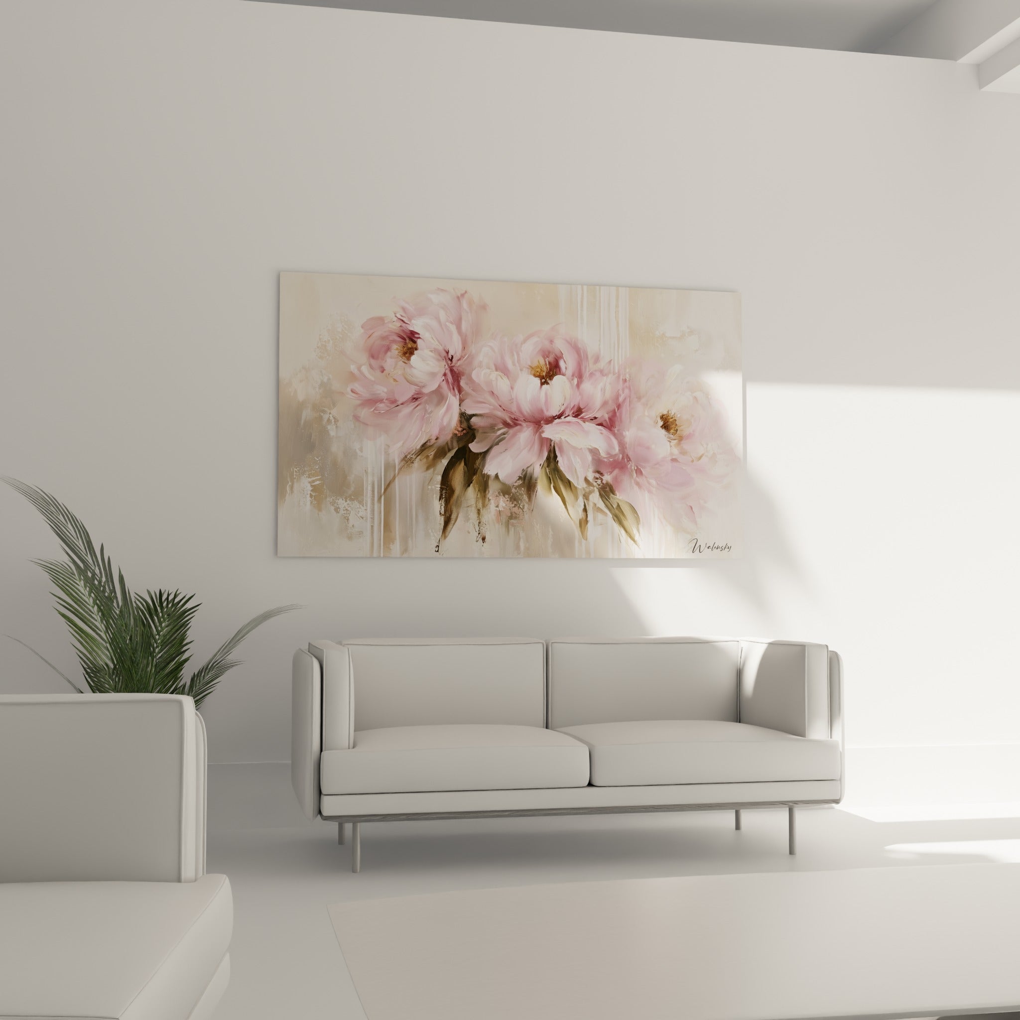 Bouquet de pivoines rose pâle et beige aux touches taupe, disposé au-dessus d'un canapé dans un salon lumineux