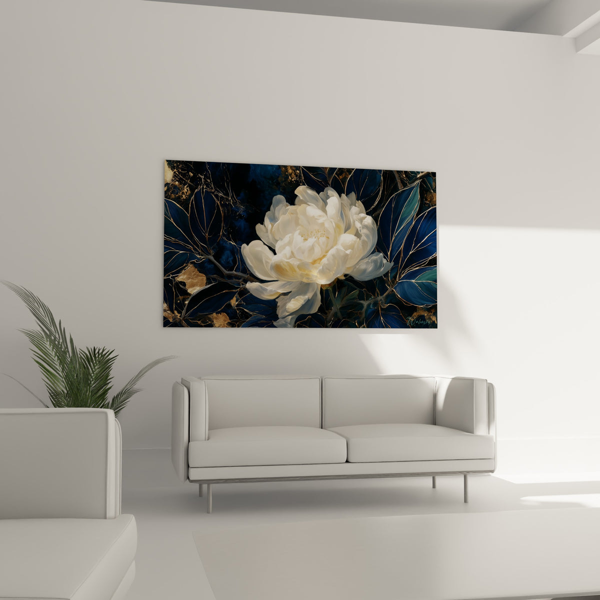 Pétales de pivoine crème entourés de feuillages bleu marine, accrochés au-dessus d'un canapé dans un salon lumineux
