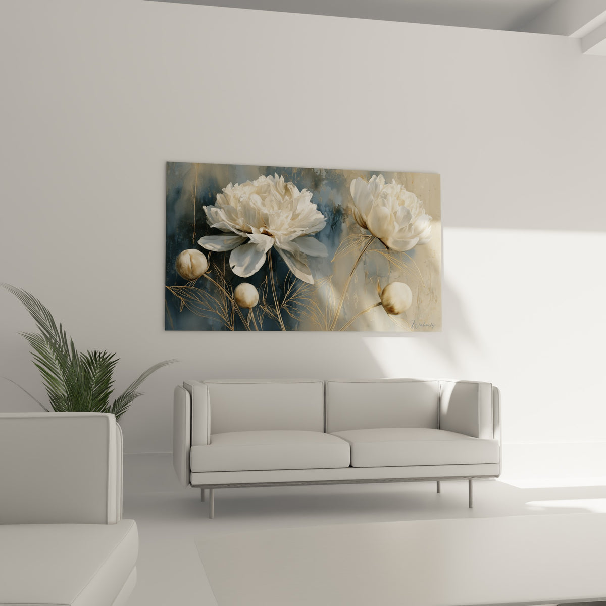 Corolles ivoire et tiges dorées de la pivoine au-dessus d'un canapé dans un salon lumineux