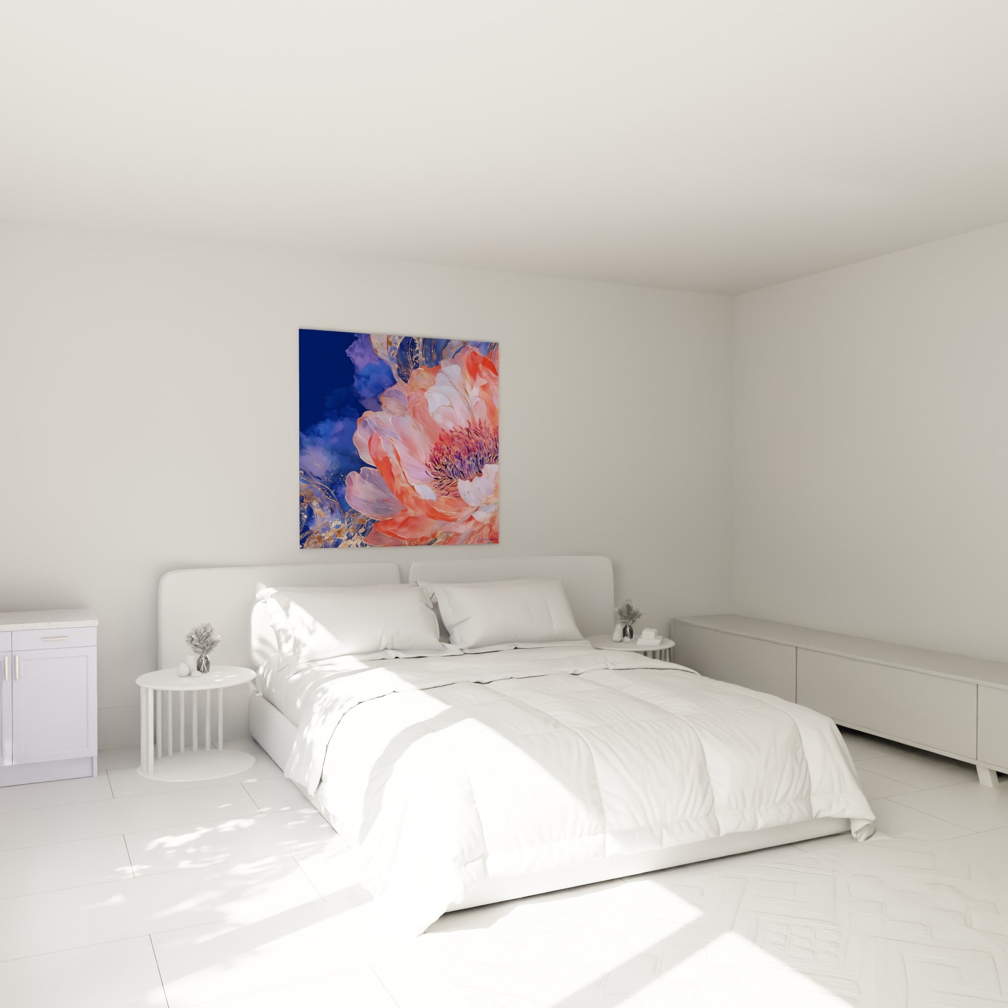 Pétales corail et roses de la pivoine dorée au-dessus d'un lit dans une chambre claire