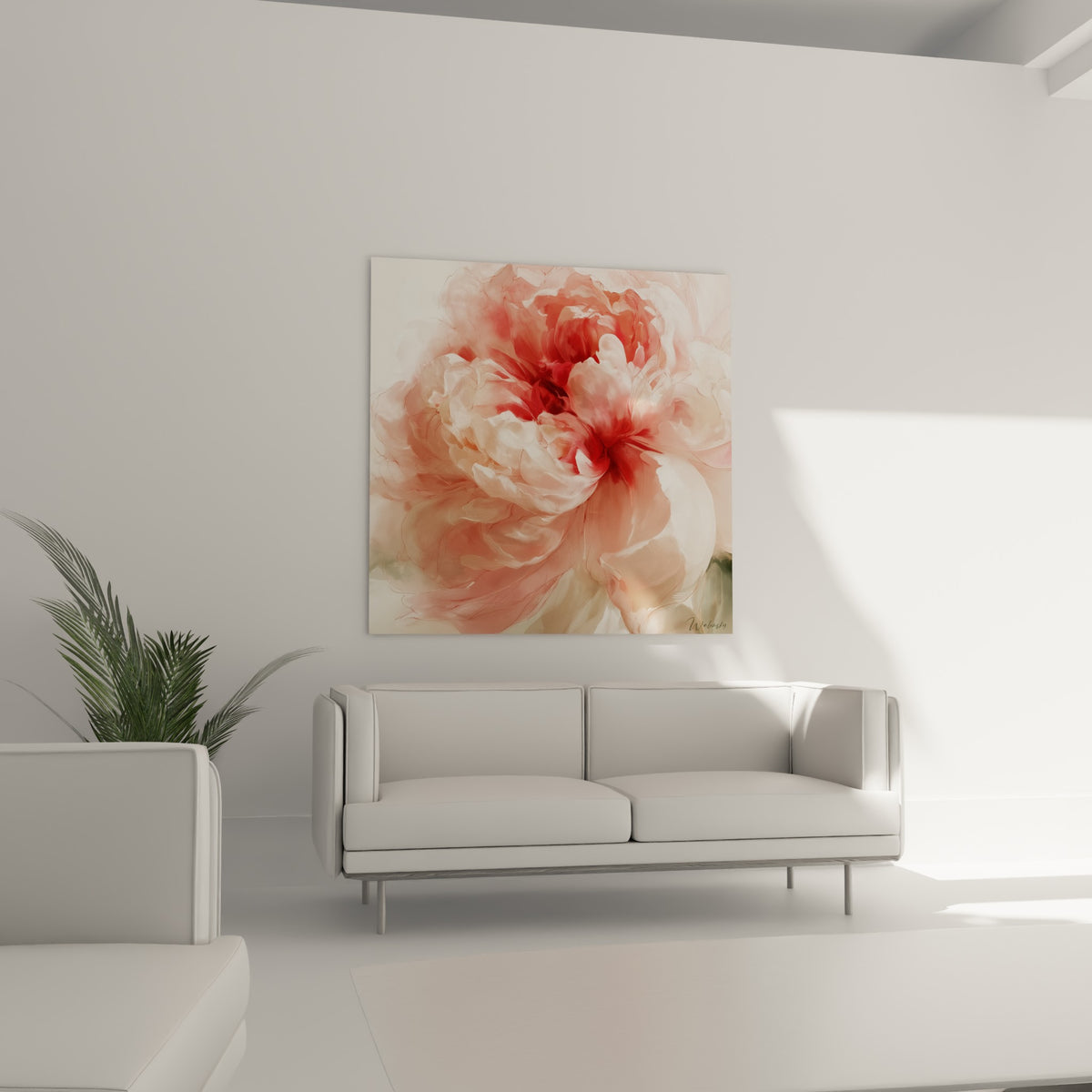 Pétales de pivoine blanc ivoire et rose poudré au-dessus d'un canapé dans un salon lumineux.