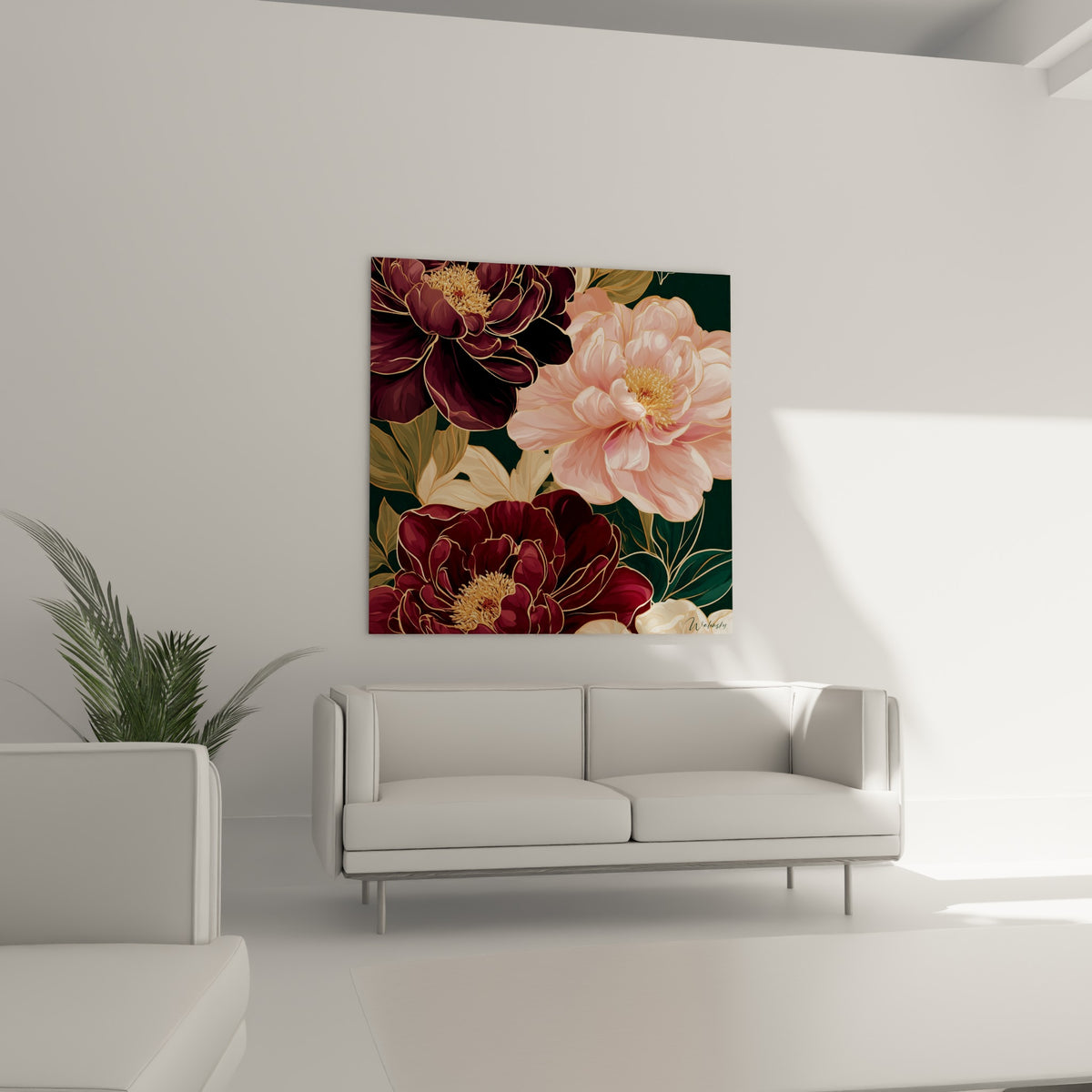 Fleurs de pivoine pourpre et dorée au-dessus d'un canapé dans un salon lumineux