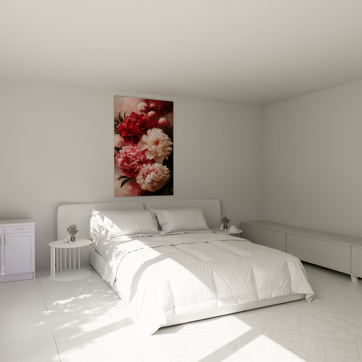 Bouquet de pivoines rose poudré et blanches au-dessus d'un lit dans une chambre claire