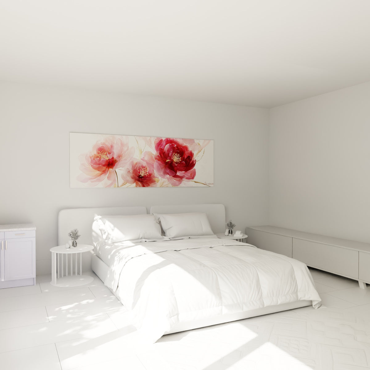 Bouquet de pivoines roses et bordeaux au-dessus d'un lit dans une chambre claire et épurée