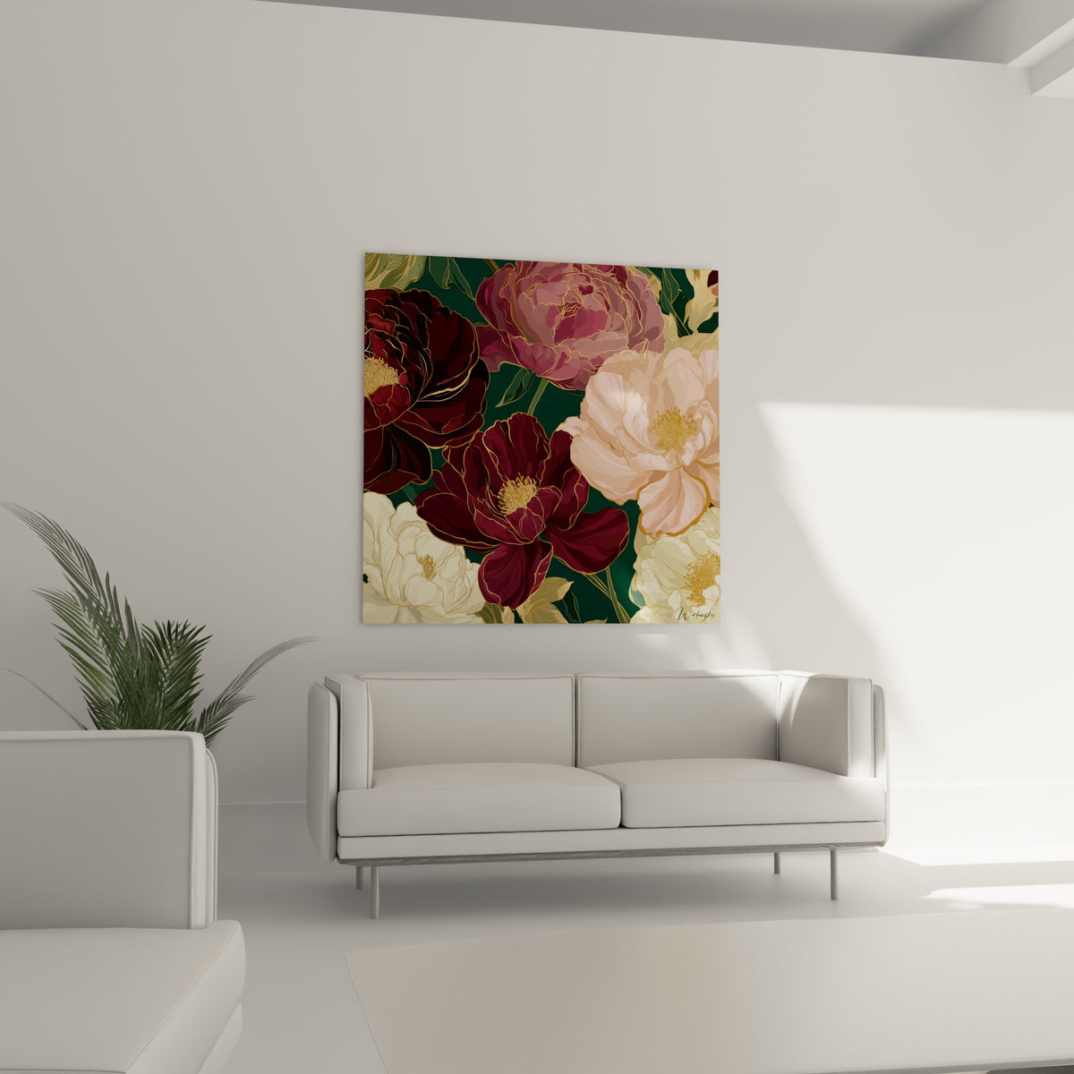 Fleurs de pivoine roses et bordeaux sur fond vert profond au-dessus d'un canapé dans un salon lumineux