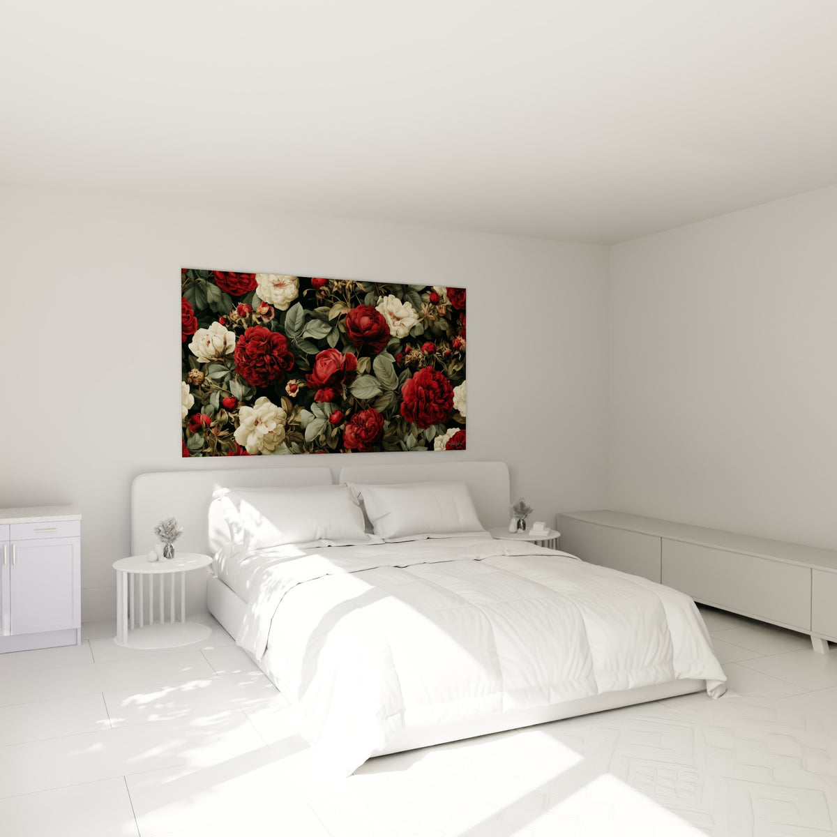 Bouquet dense de pivoines rouges et ivoire accroché au-dessus d'un lit dans une chambre claire