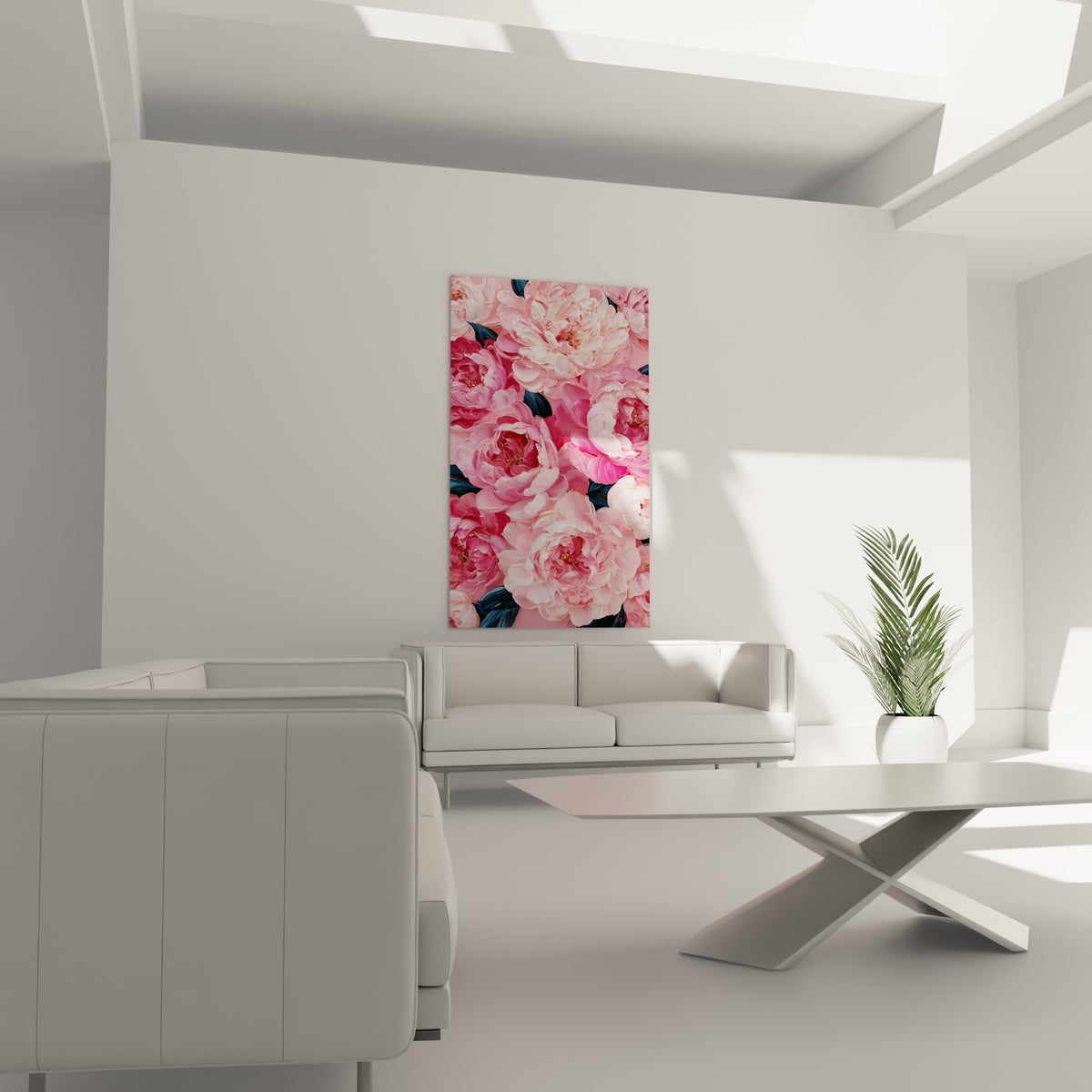 Pivoines roses et bleu marine denses au-dessus d'un canapé dans un salon lumineux