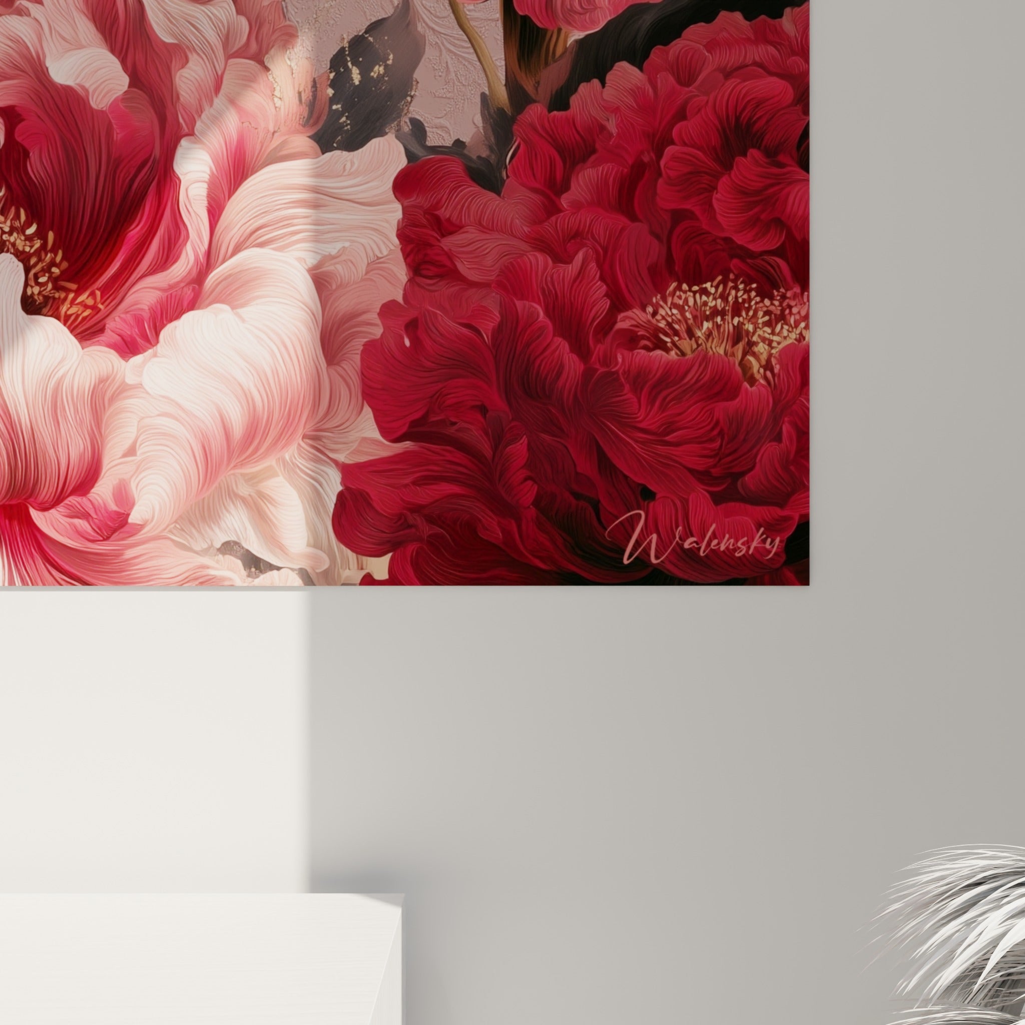 Texture peinte des pétales rose et rouge avec éclats dorés visibles en gros plan sur la toile