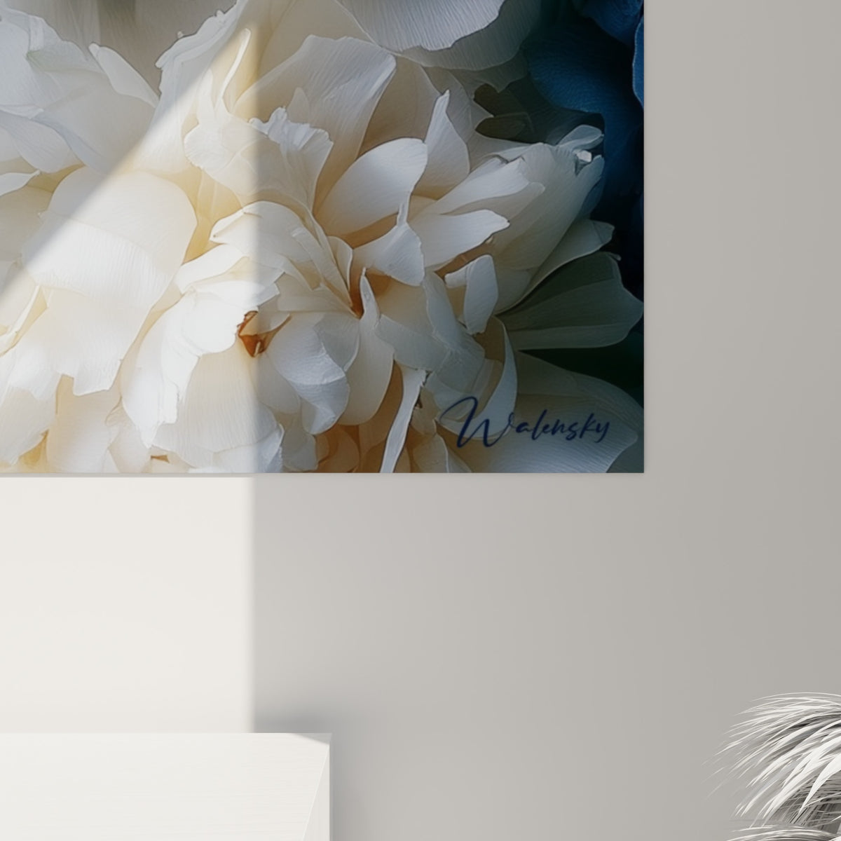 Détail des pétales de pivoine où le bleu profond et le crème se fondent avec un grain soyeux visible