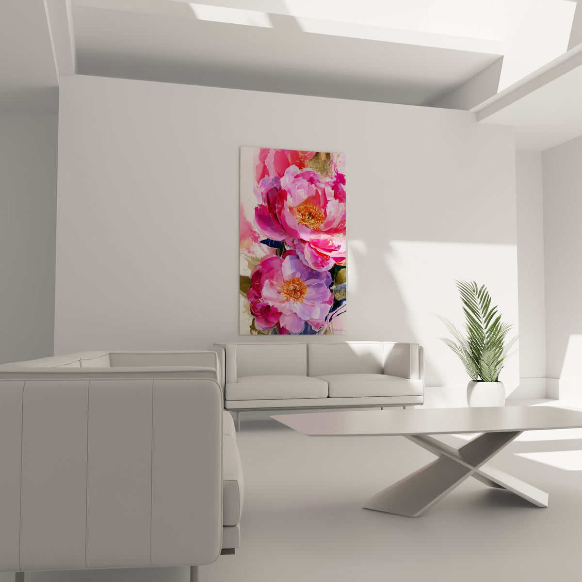 Fleurs de pivoine rose et mauve aux reflets dorés disposées au-dessus d'un canapé dans un salon lumineux