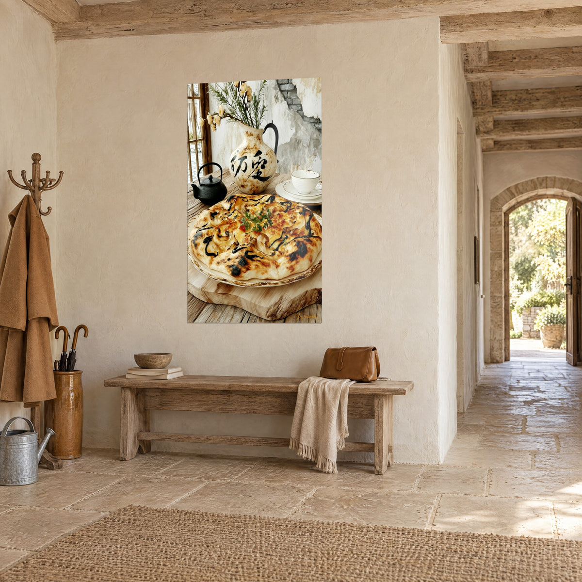Tableau focaccia croustillante crème et brun, théière en fonte noire et vase blanc, couloir en pierre, vue de trois-quarts