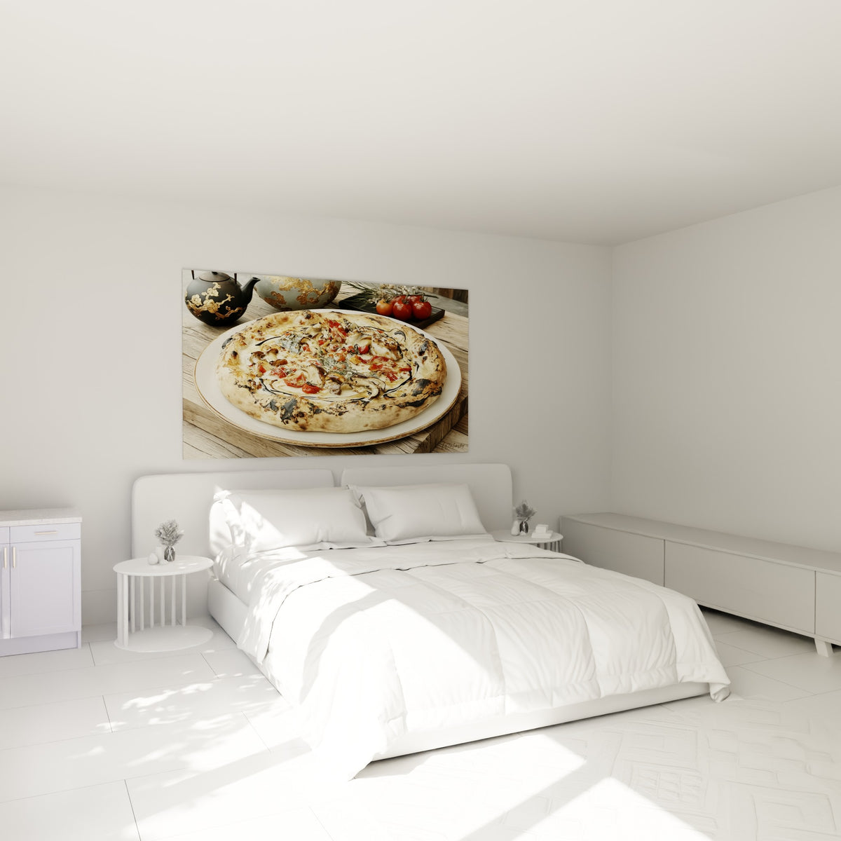 Pizza gourmande aux tomates confites et sauce noire au-dessus d'un lit dans une chambre claire