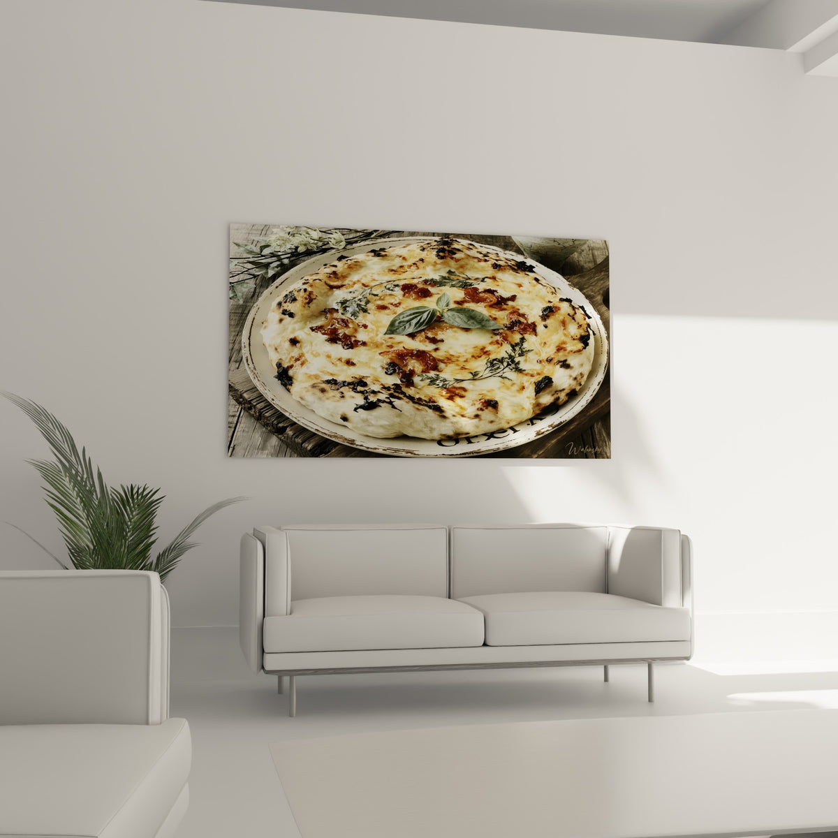 Basilic frais et croûte anthracite décorent cette pizza, accrochée au-dessus d'un canapé dans un salon lumineux