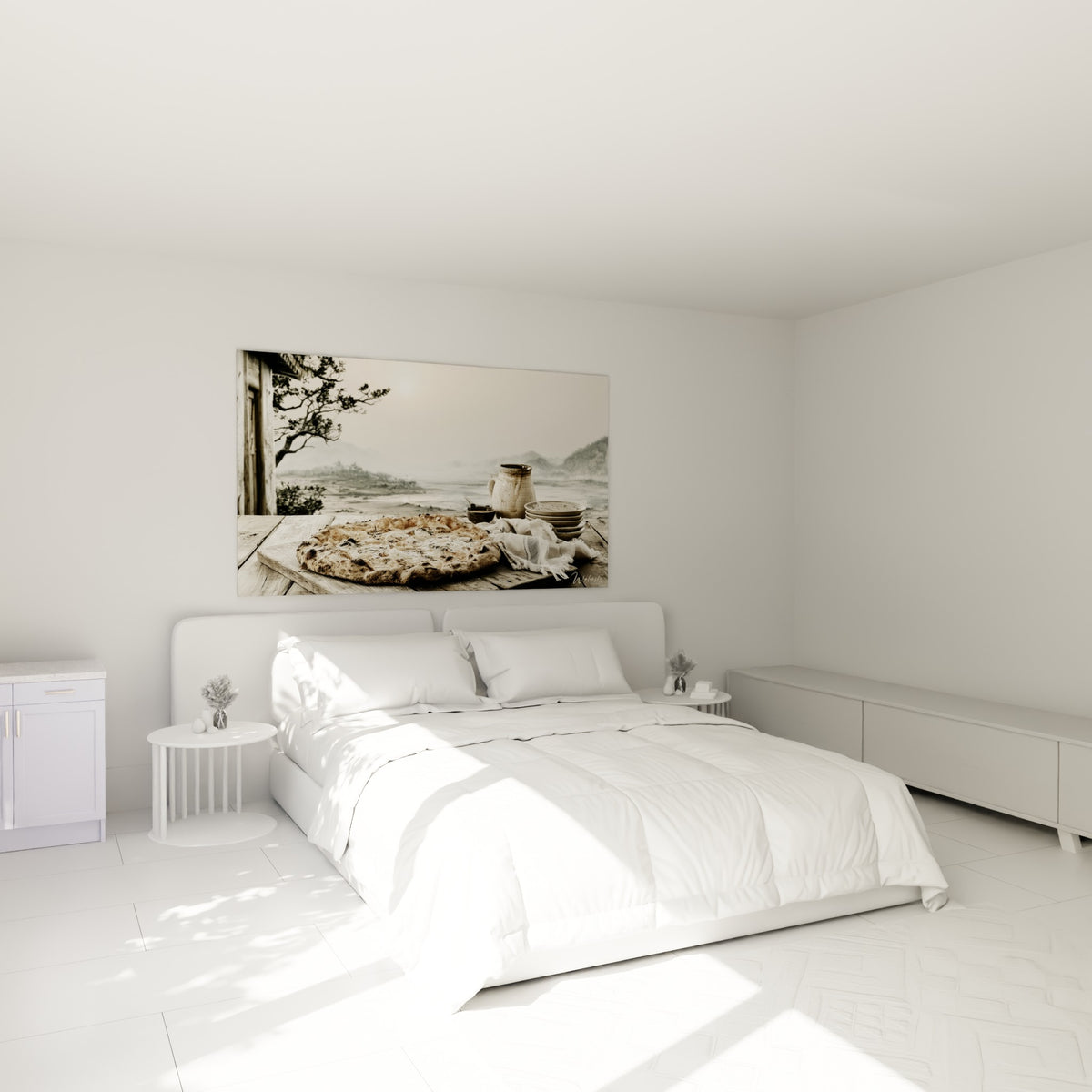 Pizza artisanale beige et croûte dorée, accrochée au-dessus d'un lit dans une chambre claire