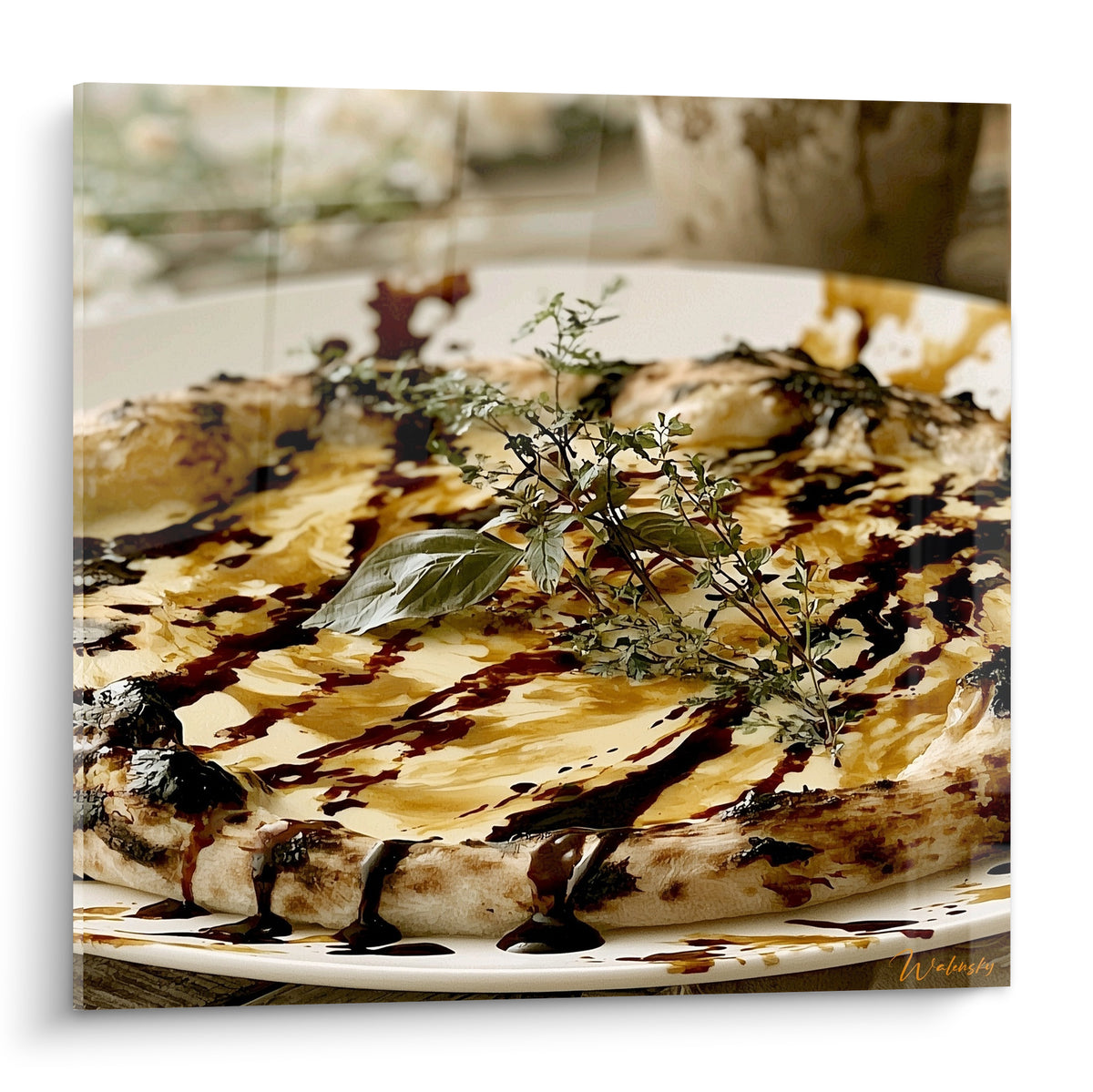 Pizza blanche nappée de sauce balsamique brune et garnie de basilic vert frais