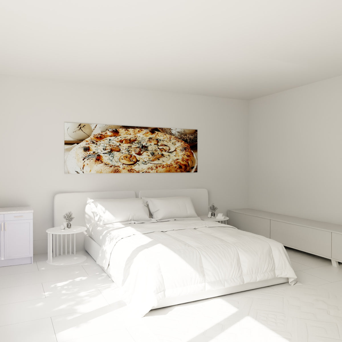 Croûte dorée et champignons bruns d'une pizza gourmande, accrochée au-dessus d'un lit dans une chambre claire.