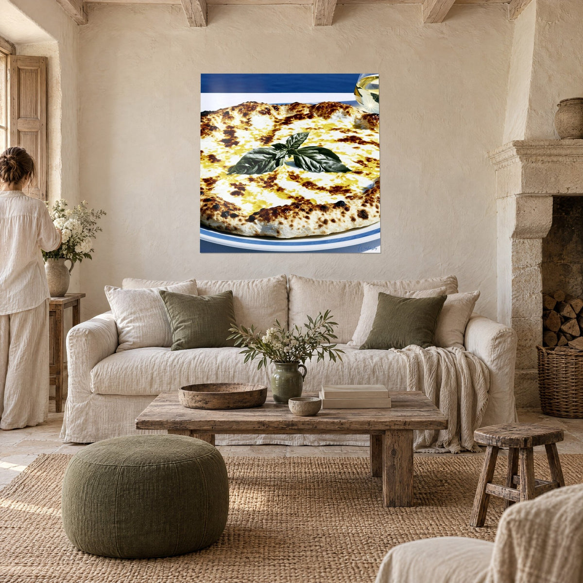 Tableau pizza blanche dorée, basilic vert sombre et bord brûlé ocre, au-dessus d'un canapé dans un salon lumineux