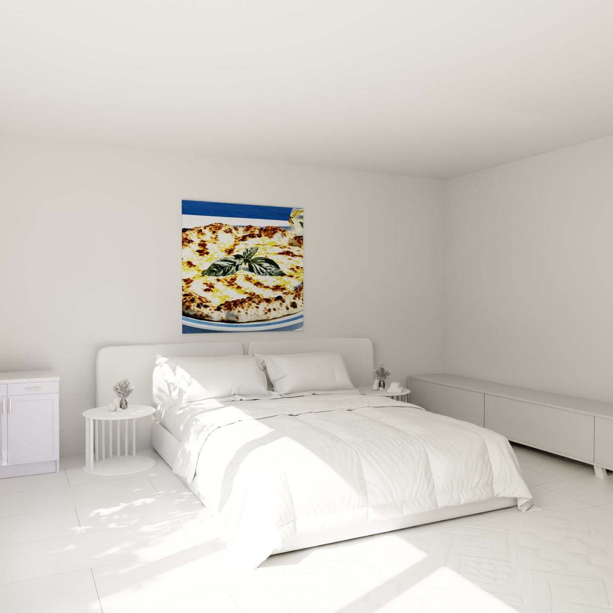 Margherita gratinée aux tons dorés et basilic frais, accrochée au-dessus d'un lit dans une chambre claire