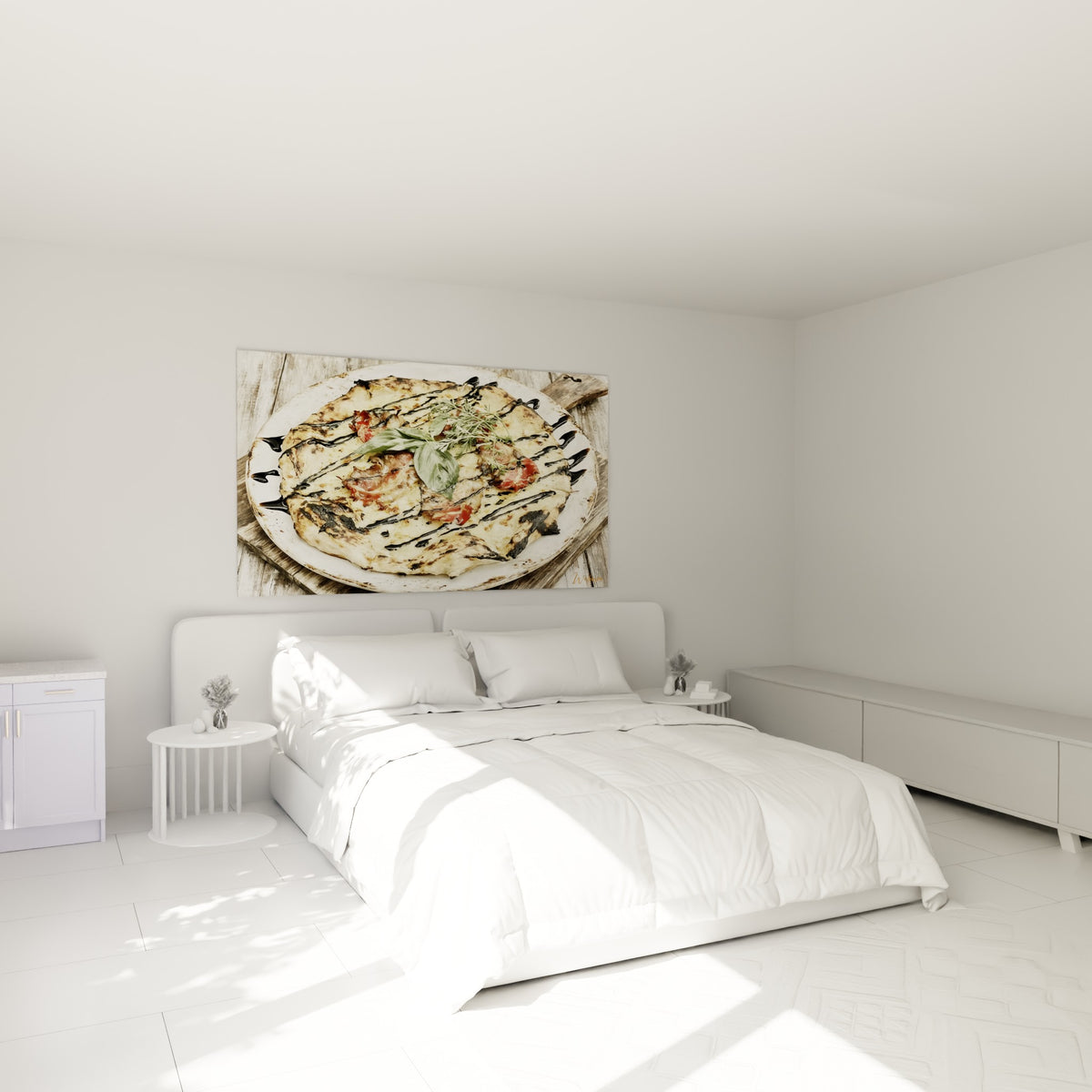 Croûte dorée et coulis noir de cette pizza artisanale au-dessus d'un lit dans une chambre claire
