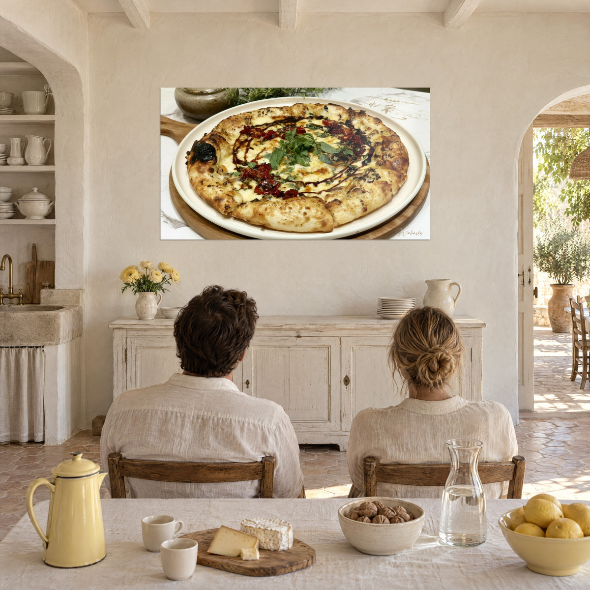 Tableau pizza rustique au bord doré et noirci, persil et basilic frais, couple de dos à table, cuisine provençale ensoleillée