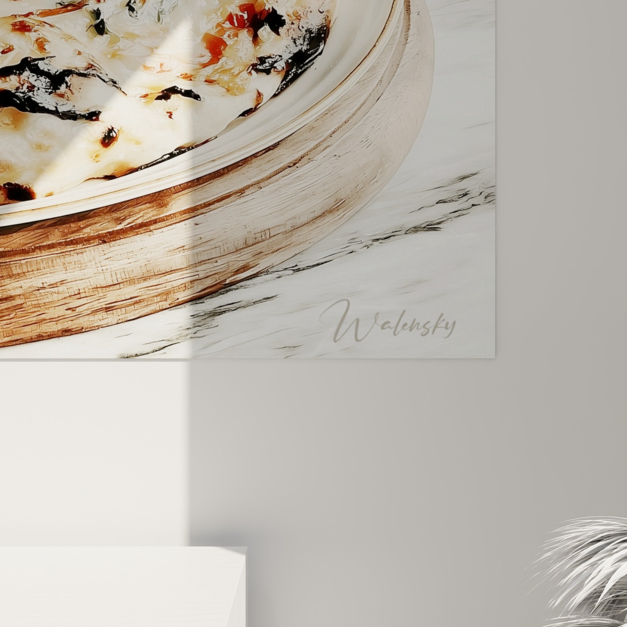 Détail de la croûte brunie et du fromage fondu de la pizza, textures grainées entre brun et crème