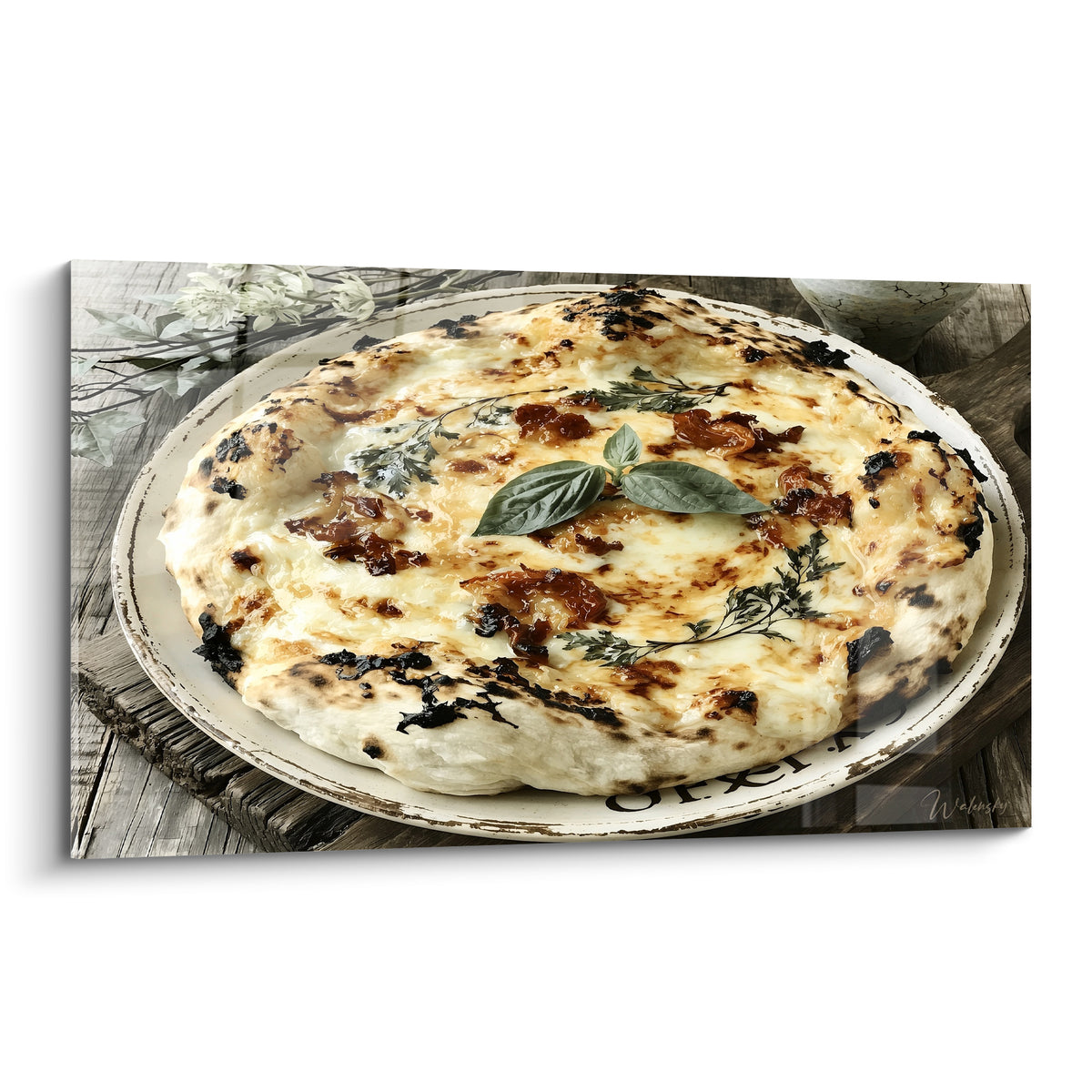 Pizza dorée aux herbes vert sauge sur assiette ivoire patinée, texture croustillante visible