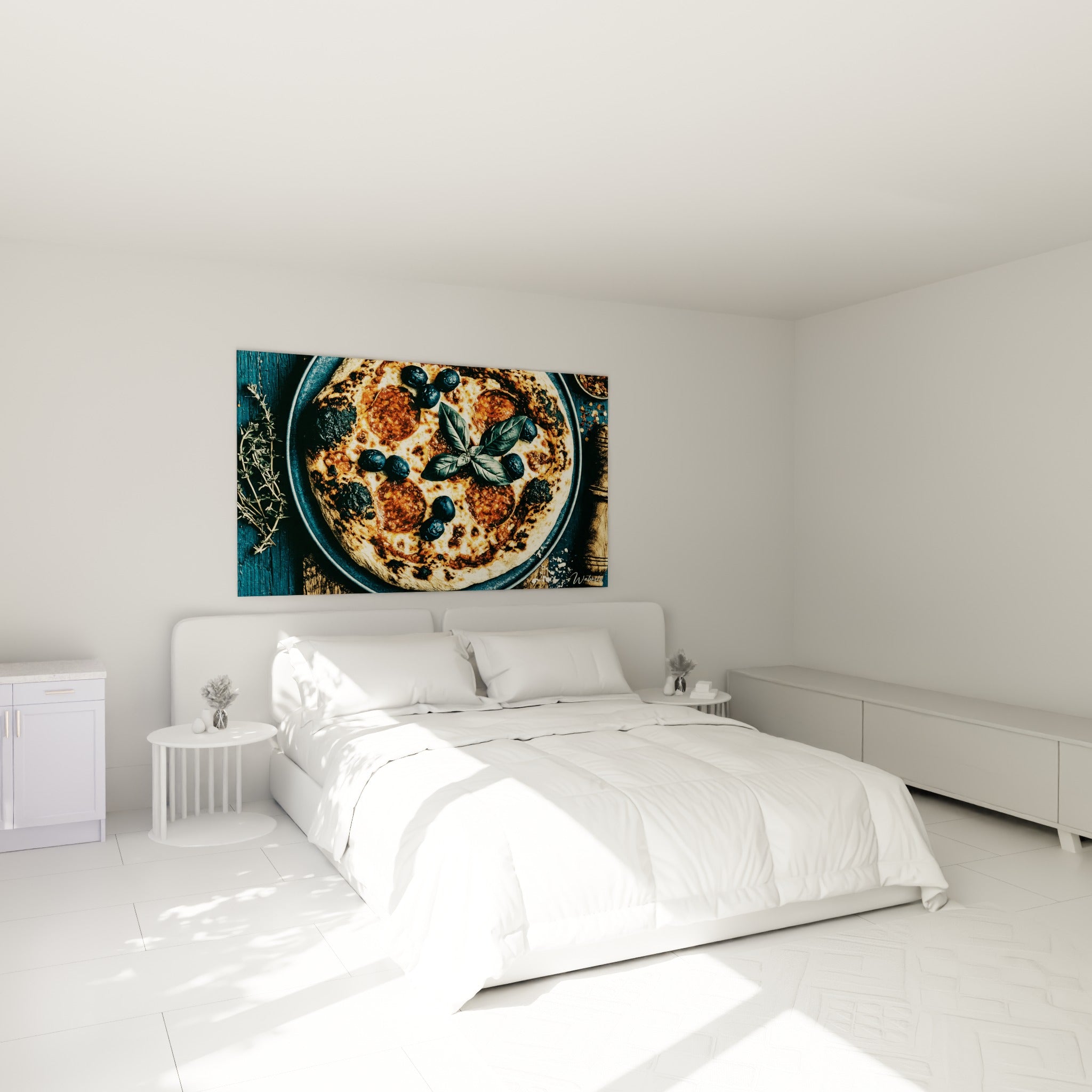 Pizza dorée aux olives noires et pepperoni ocre, au-dessus d'un lit dans une chambre claire