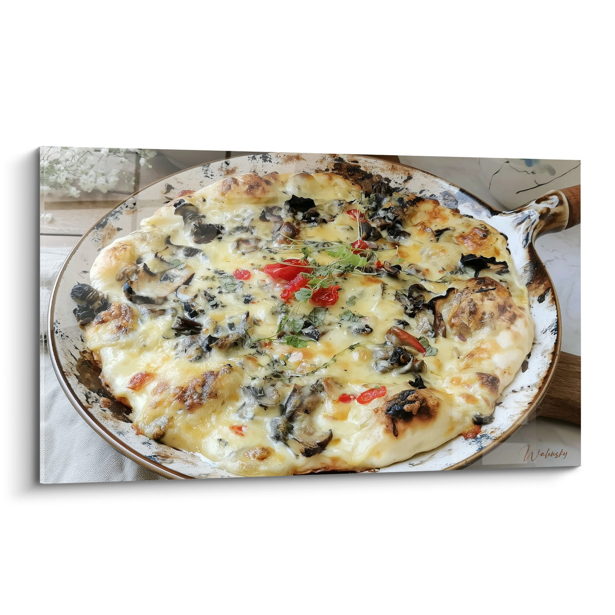 Pizza dorée aux champignons noirs et piments rouges dans une poêle blanche patinée