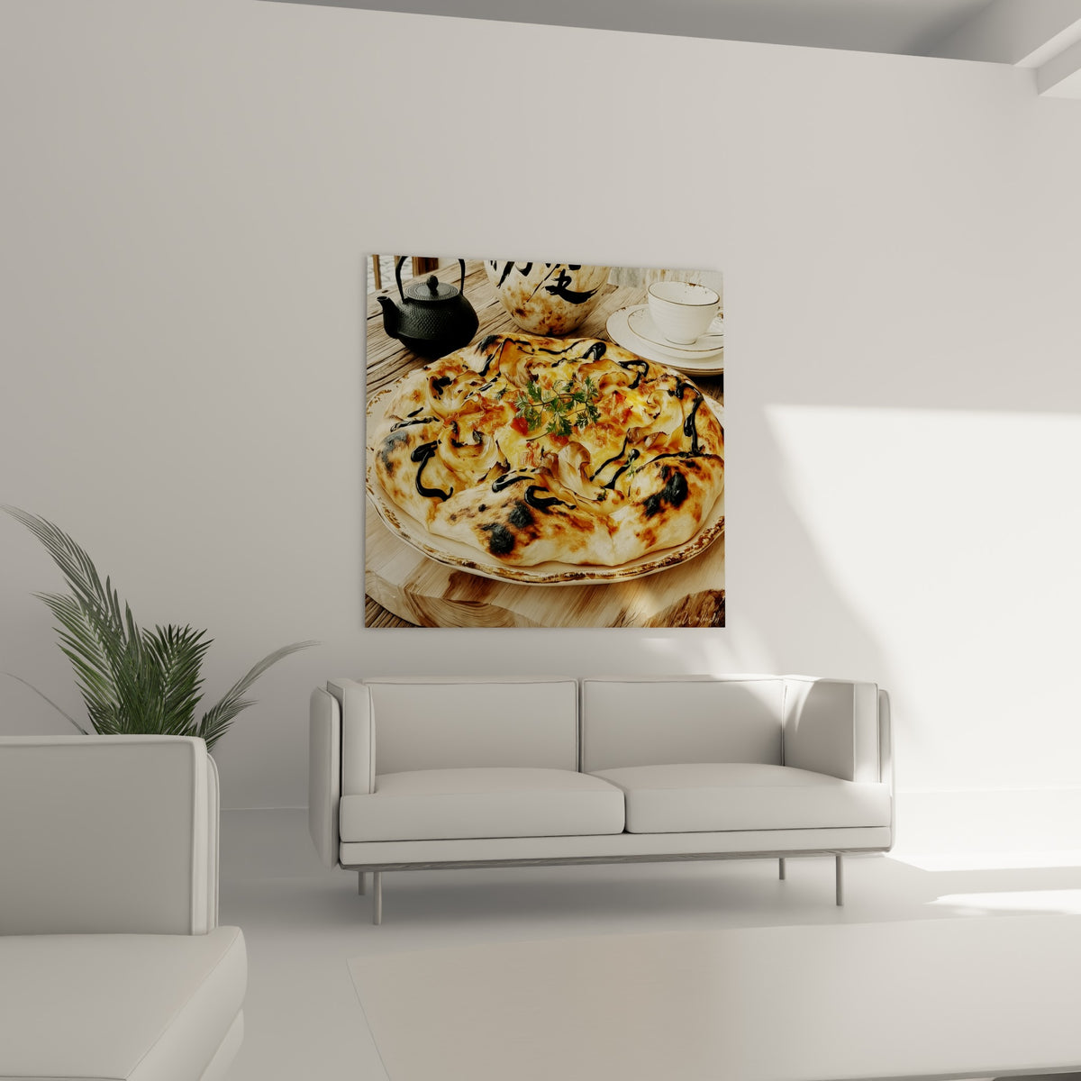 Pizza fauve à la croûte dorée et glaçage noir au-dessus d'un canapé dans un salon lumineux