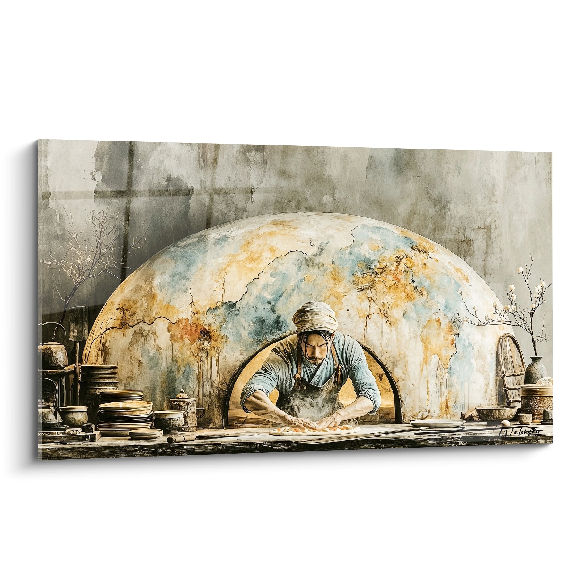 Pizzaiolo en tunique bleue pétrissant la pâte devant un four voûté ocre et beige patiné